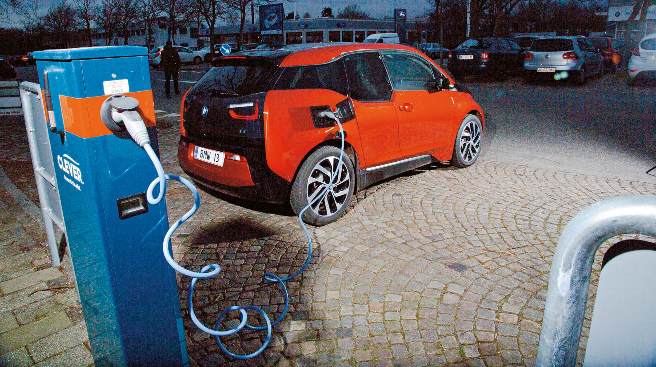 Man bestemmer selv, hvem der skal levere strøm til sin elbil. Her ved en Clever-lader, der kan lade bilen op til 80 procent på ca. tre timer.