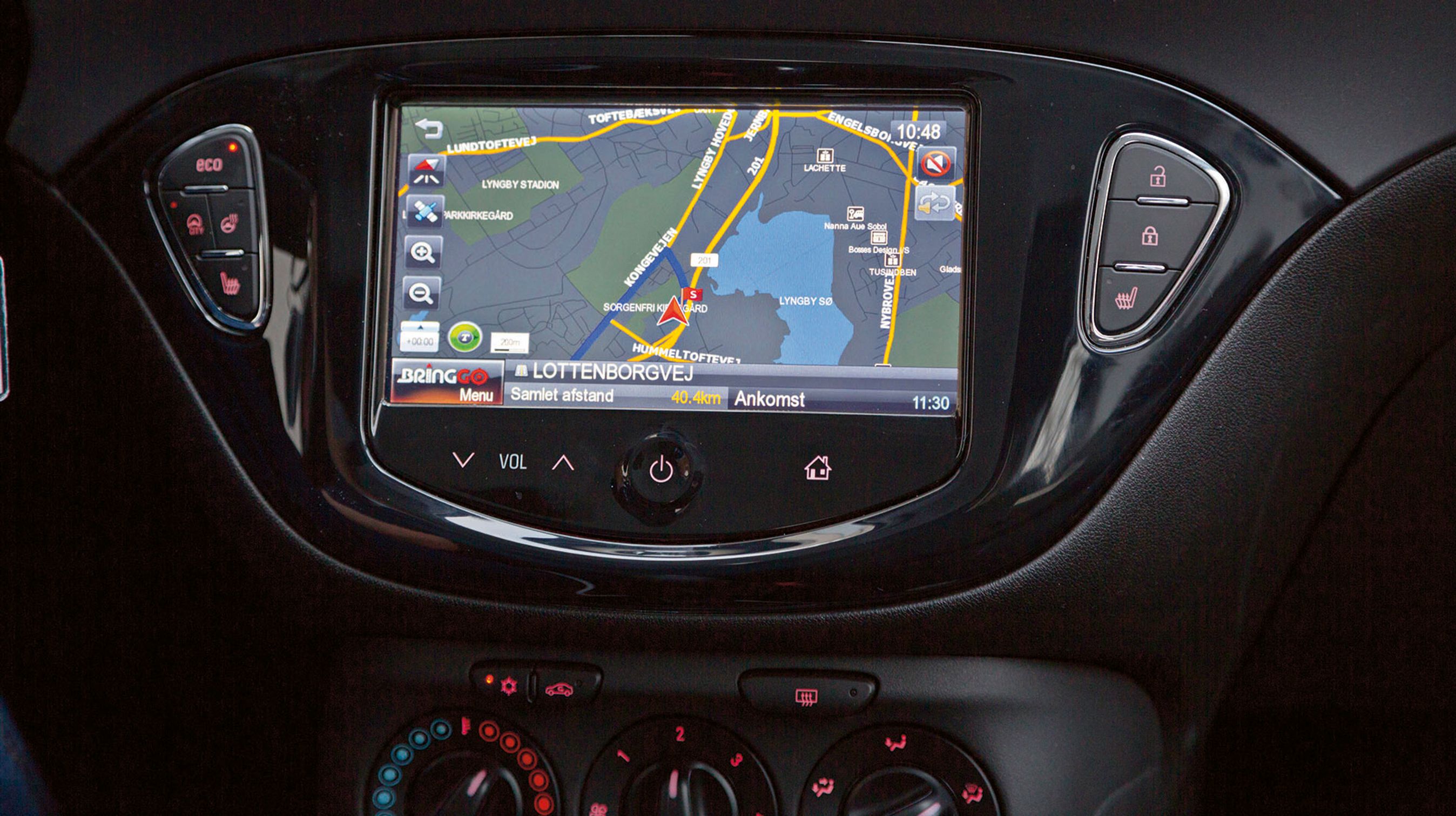 Den store farveskærm er ekstraudstyr til 5.000 kr. Navigation på mobilen kan styres herfra via kabel.