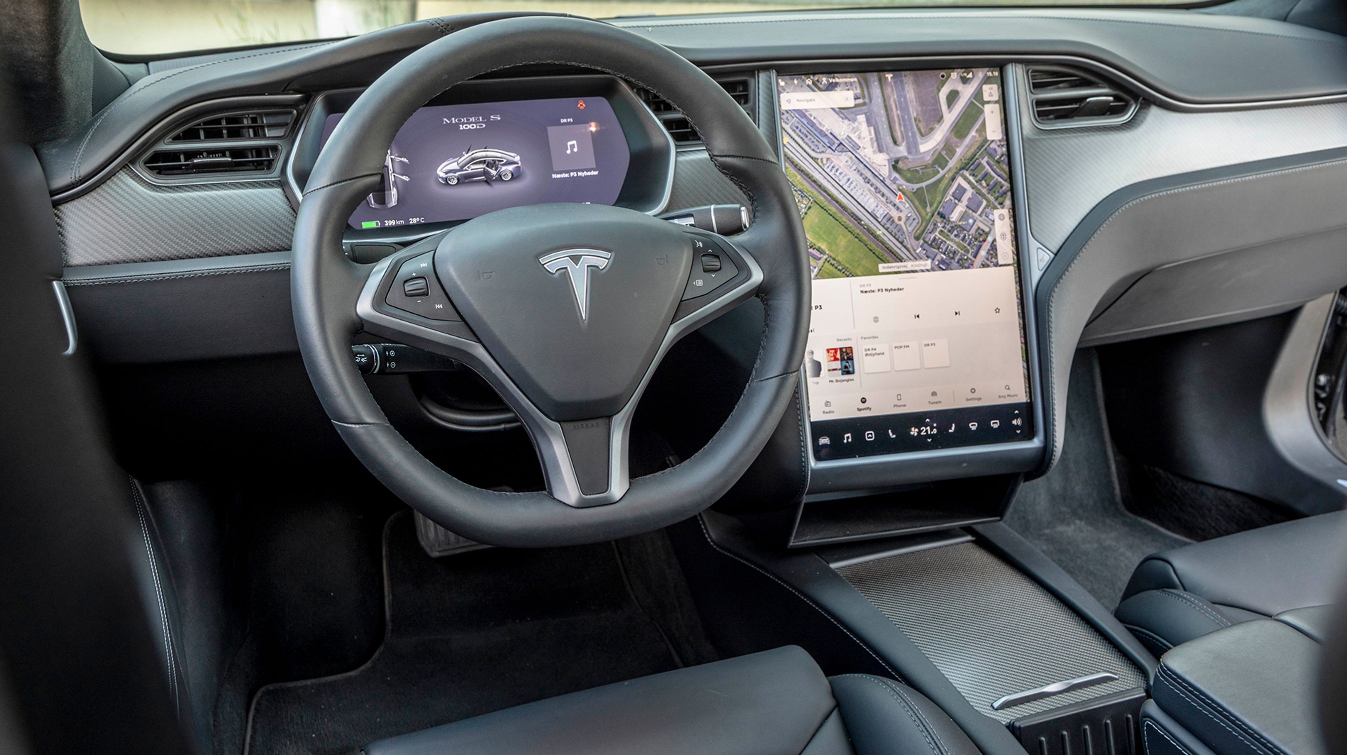 Førerpladsen er ret lækkert udformet, og foran rattet er et digitalt instrumenthus.