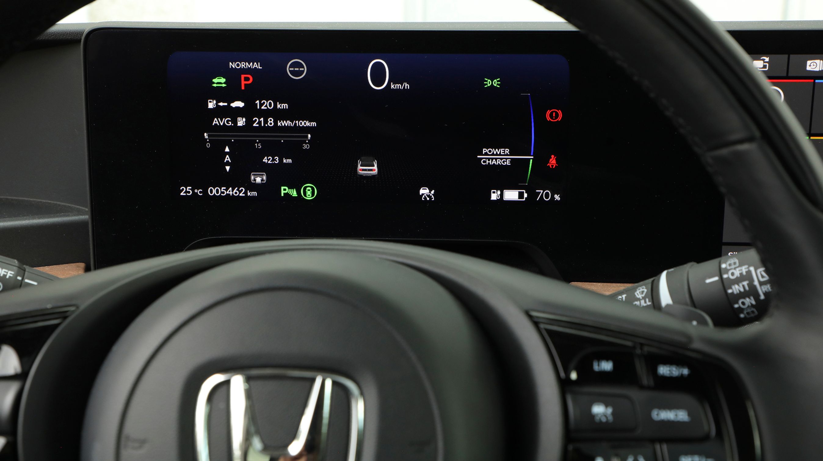 Det er en stor skærm foran rattet, der gør det ud for instrumenthuset. Der er mange informationer, og man skal have kørt med bilen i lang tid, før man helt kan overskue de mange tal og symboler. Det kan gøres enklere!