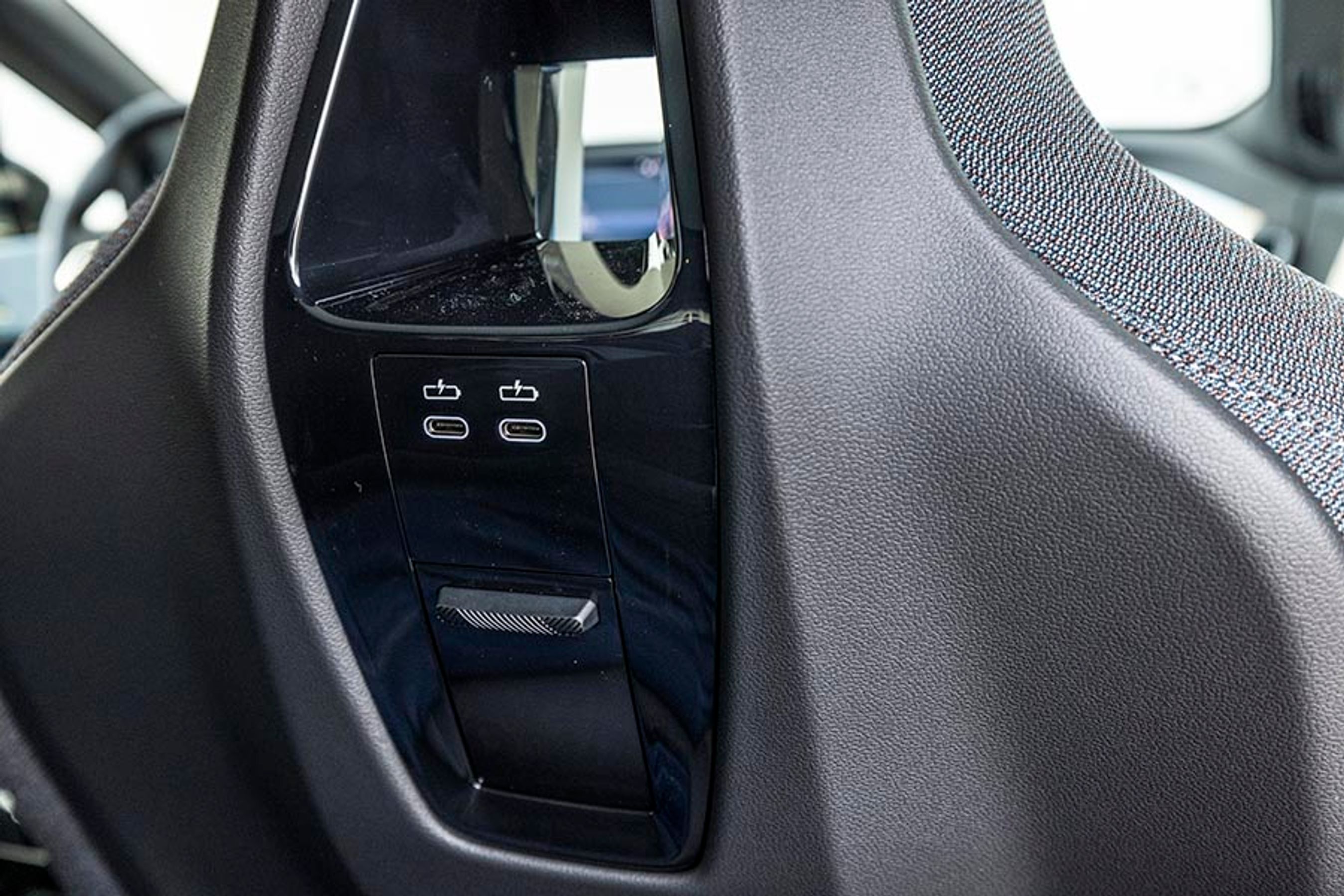 En smart detalje er usb-c-stikkene bag på forsæderne, så bagsædepassagerne hele tiden kan få strøm til deres mobil eller tablet.