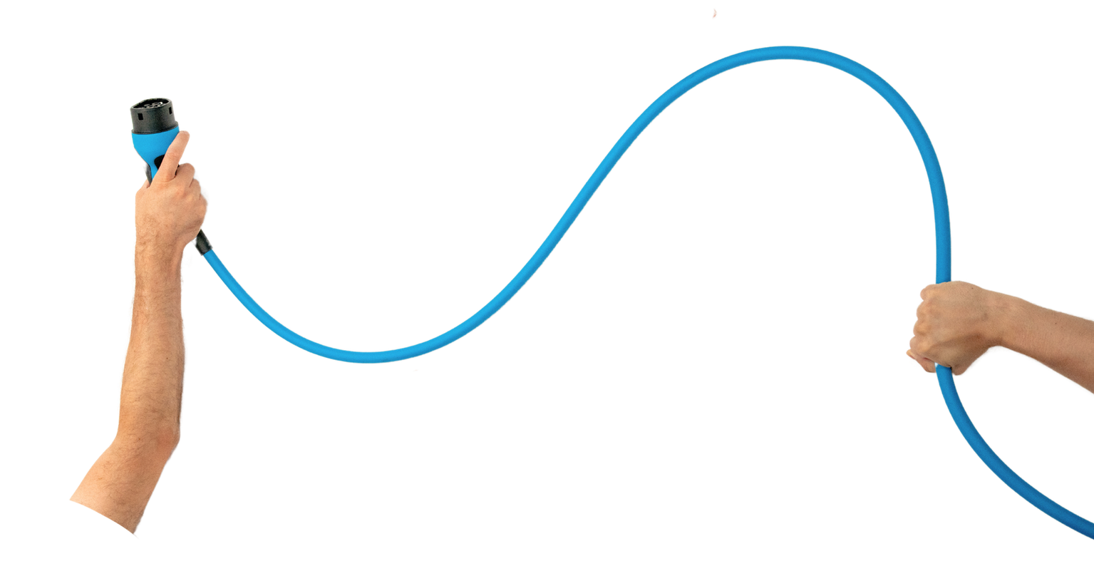 Hånd holder opladerledning