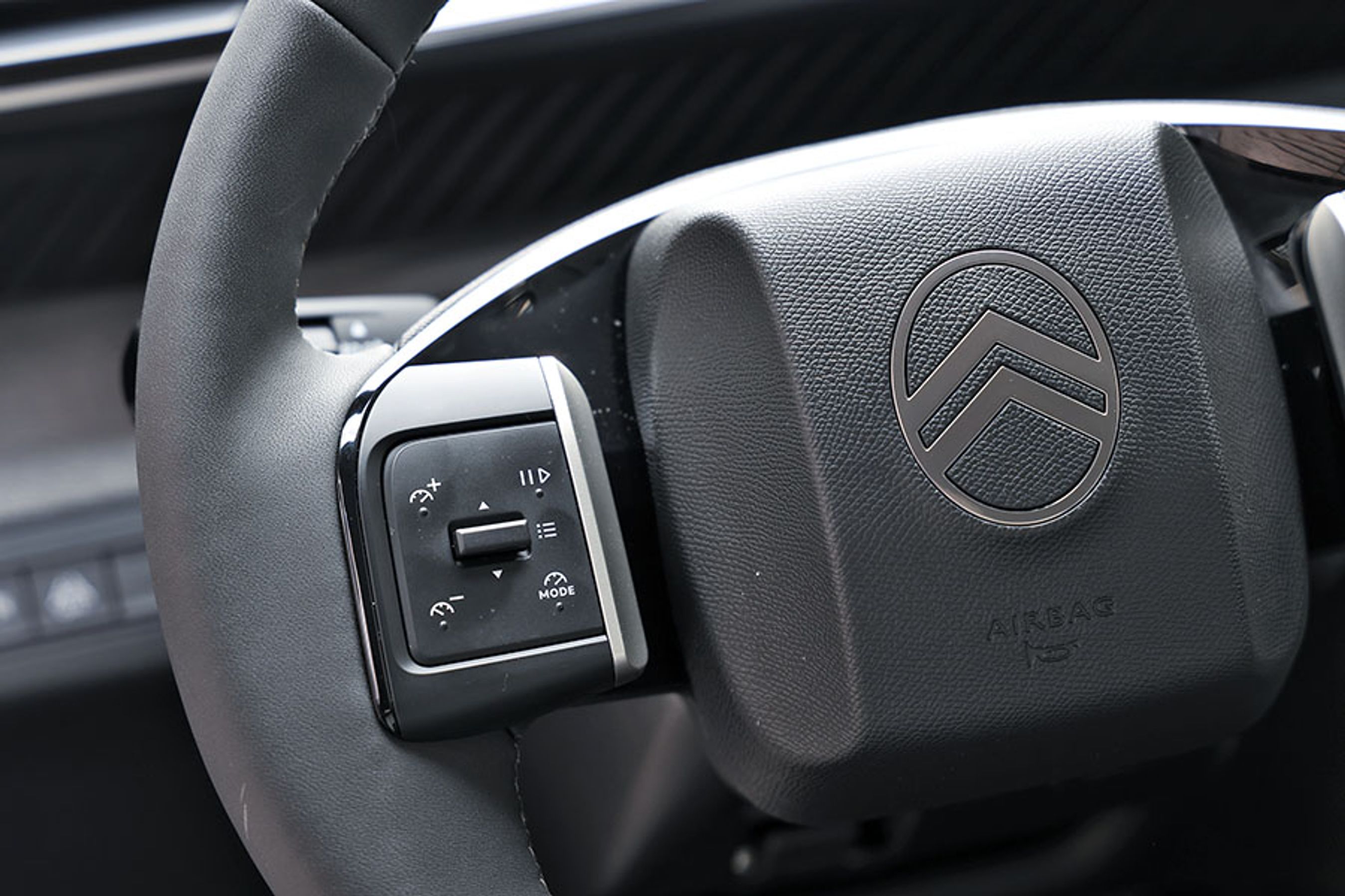 Fartpiloten er ikke af den adaptive slags og kan således alene fastholde farten på et konstant niveau. Man styrer den fra rattet, men knapperne er ikke helt intuitive i deres funktioner.