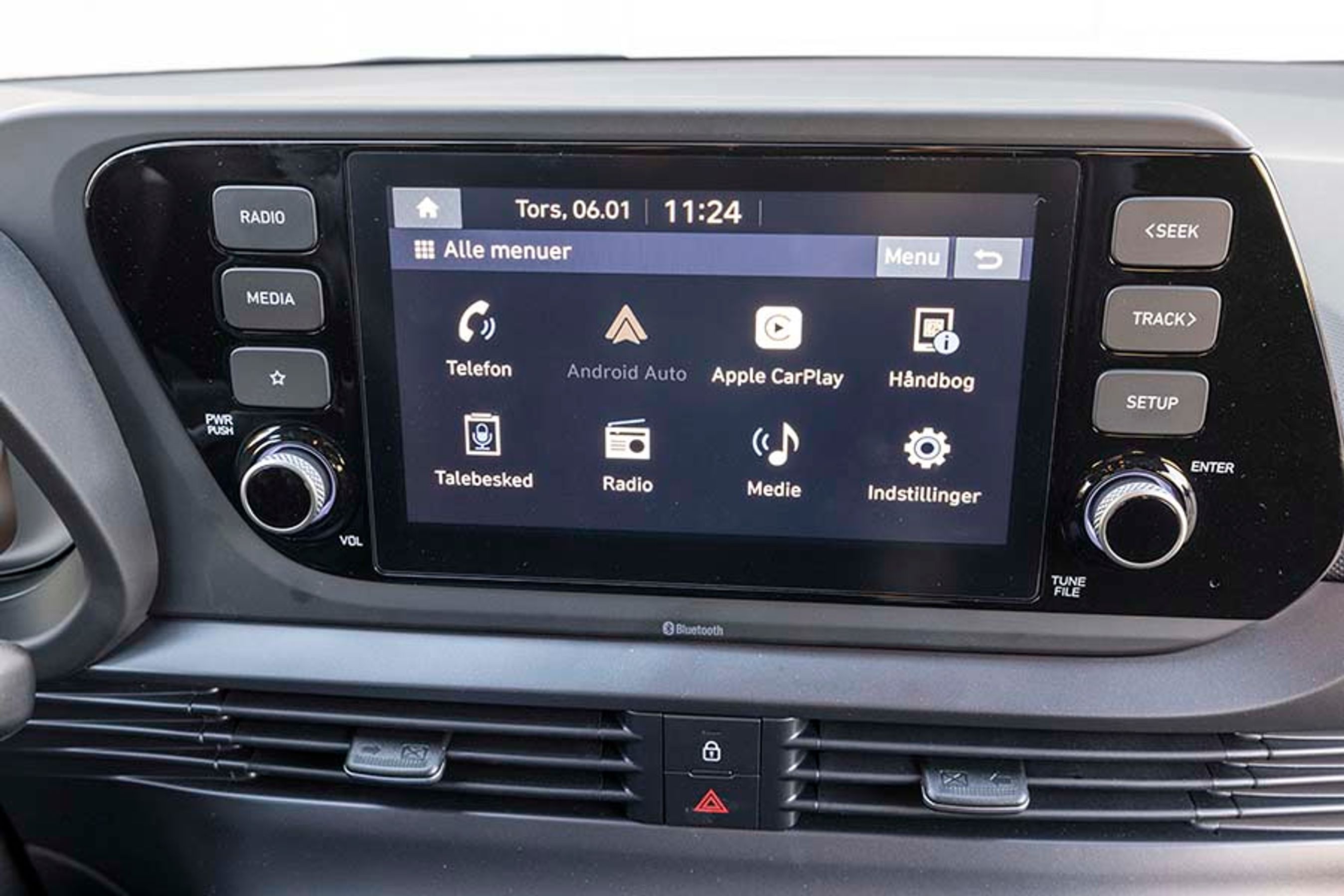 Alle menuer er på dansk, og med knapperne i siderne kan man let springe rundt i skærmens mange funktioner. En drejeknap til lyden er prisværdig let at betjene.