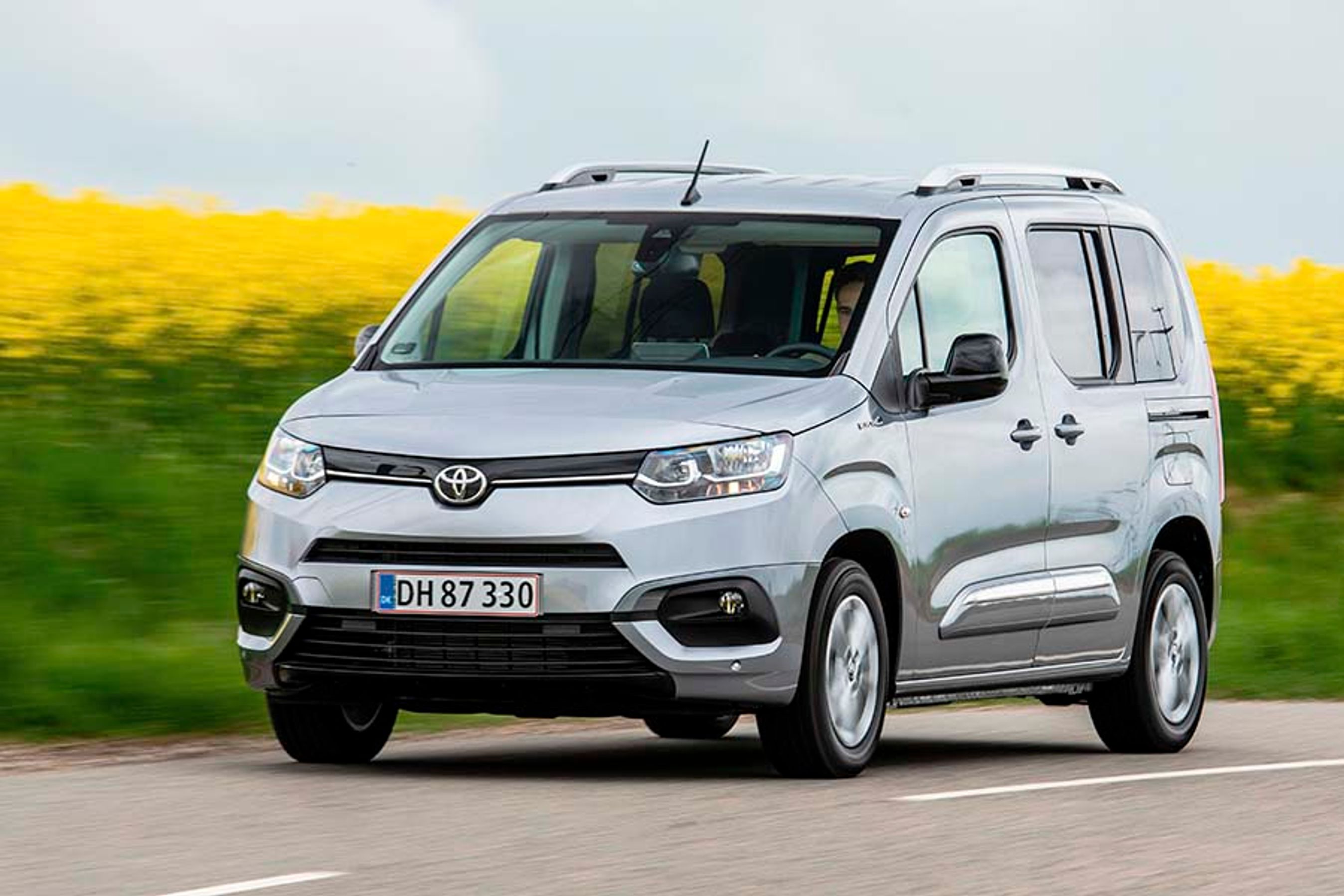 Fronten er markant forandret i forhold til de franske søskende, og det store Toyota-logo ses tydeligt i midten. Det er til gengæld også nogle af de største forskelle.