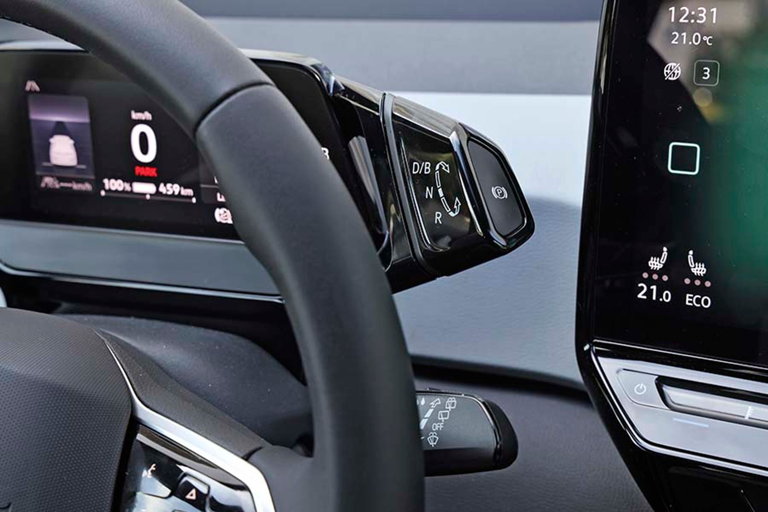 Gearvælgeren til både ID.3/4/5 er placeret lige ved rattet og er let at betjene. Bilen starter automatisk op når du sætter dig i sædet, og du behøver ikke at bruge en start/stop-knap for at køre en tur.
