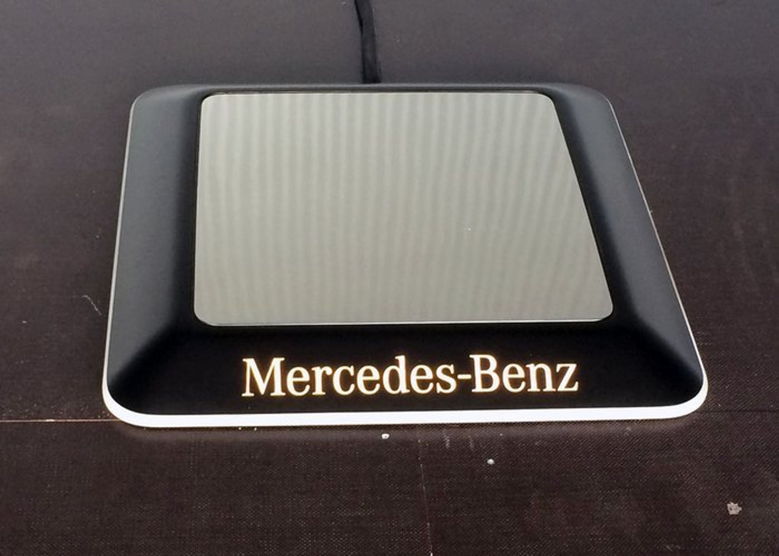 En løs flise placeres der, hvor bilen skal parkeres, og en ledning sluttes til elnettet ved hjælp af en installatør. Foto: Mercedes-Benz