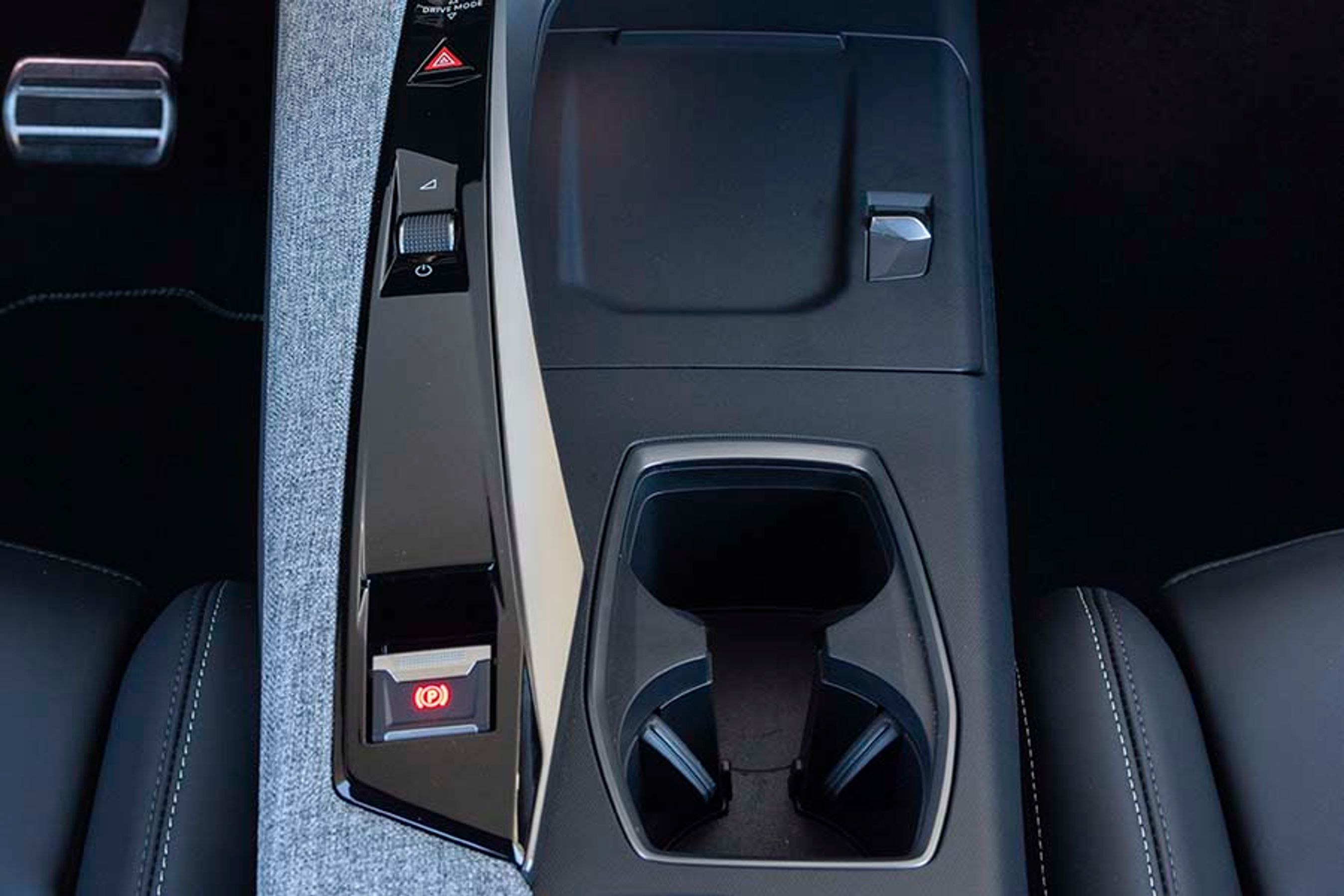 Midterkonsollen er ganske praktisk, idet man har flyttet gearvælgeren op til højre for rattet. I konsollen findes kopholdere, og der er fralægningsrum både over og under konsollen. Materialerne er lækre, og det virker fint med den særlige stofbeklædte overside, der går igen flere steder i bilens kabine.