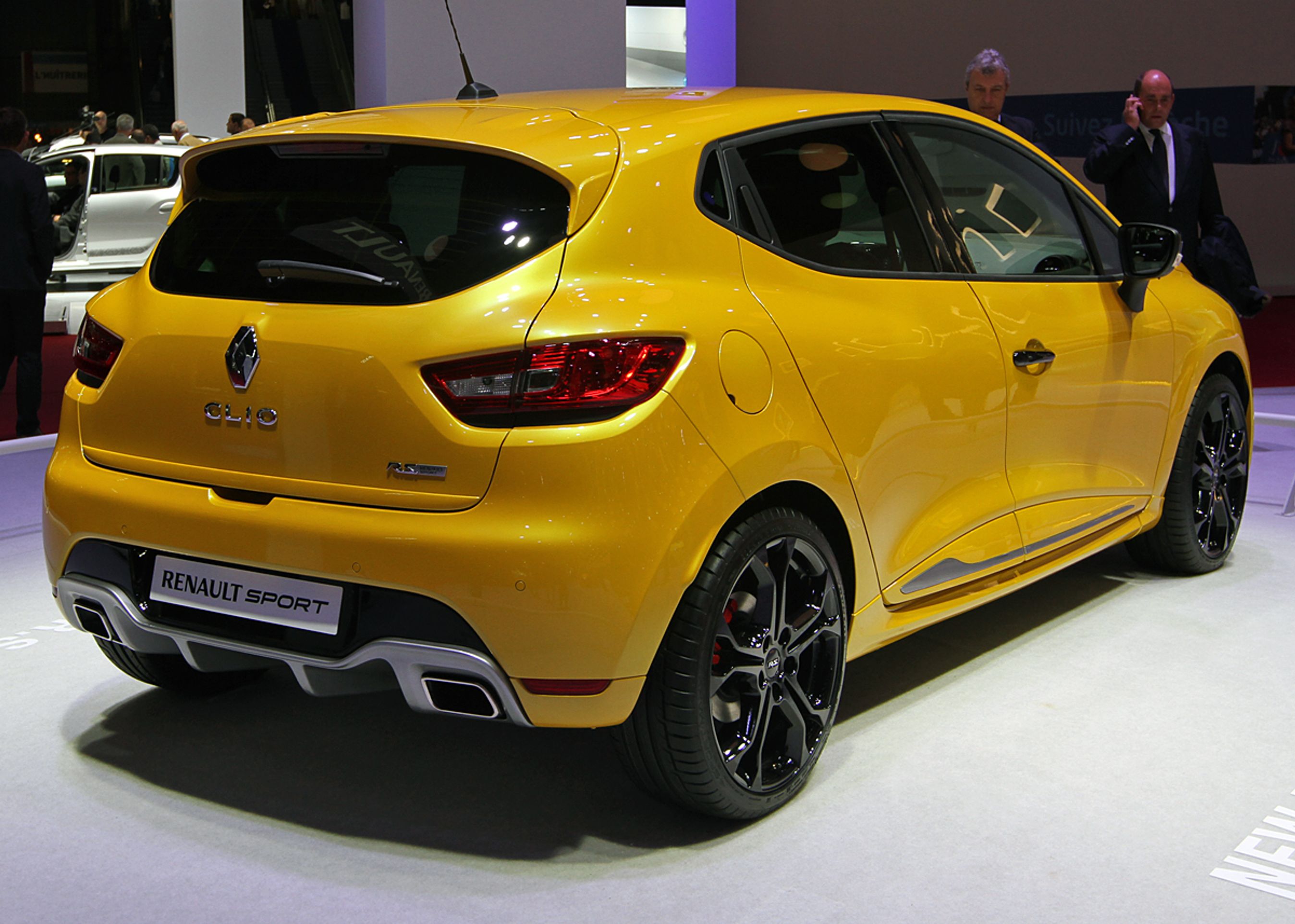 Renault Clio RS har fået ekstra pynt, bl.a. i form af en diffuser nederst på bagenden. Clio er altid femdørs, selv om den ligner en tredørs.