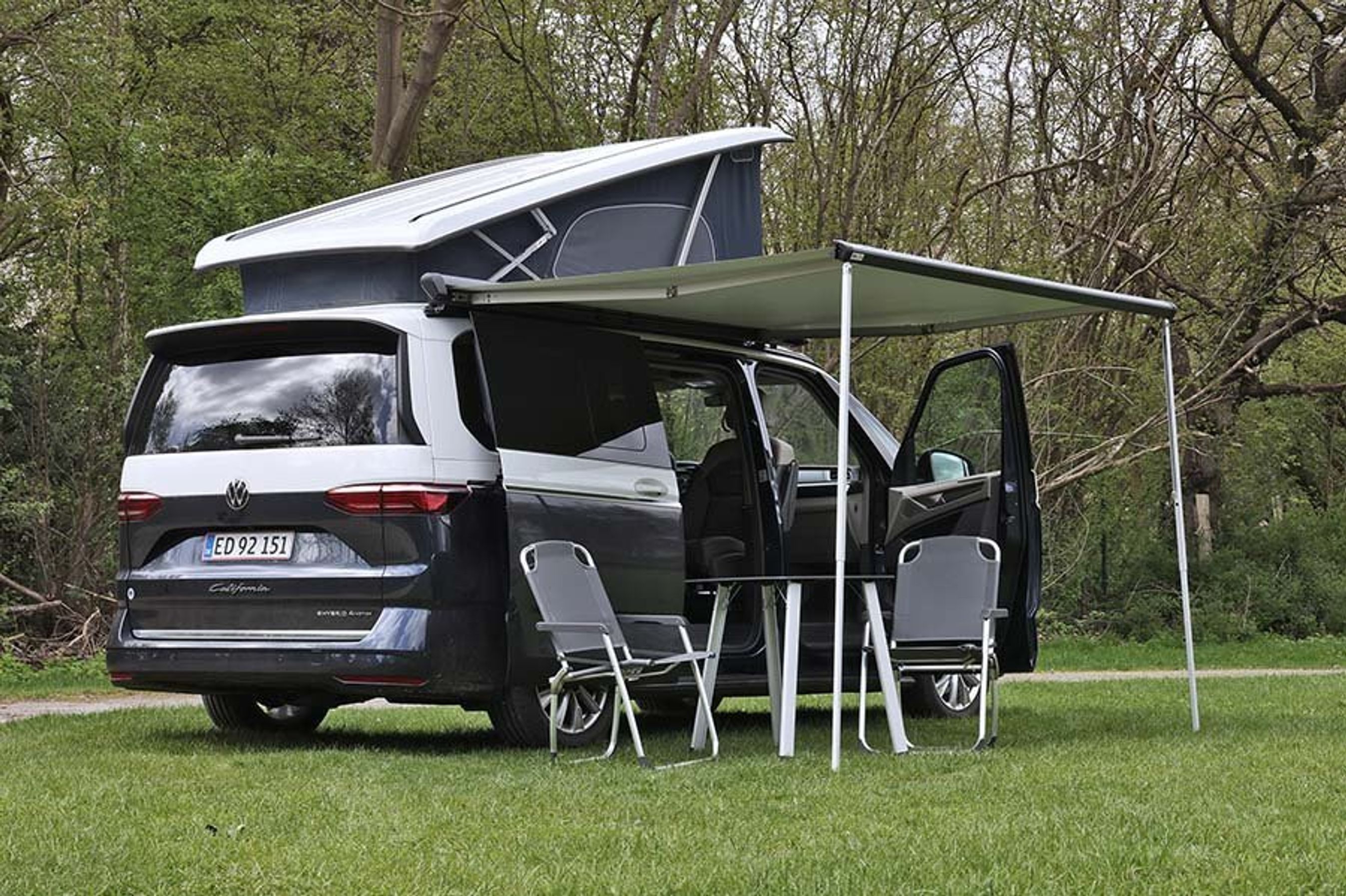 VW California med taget oppe og markise