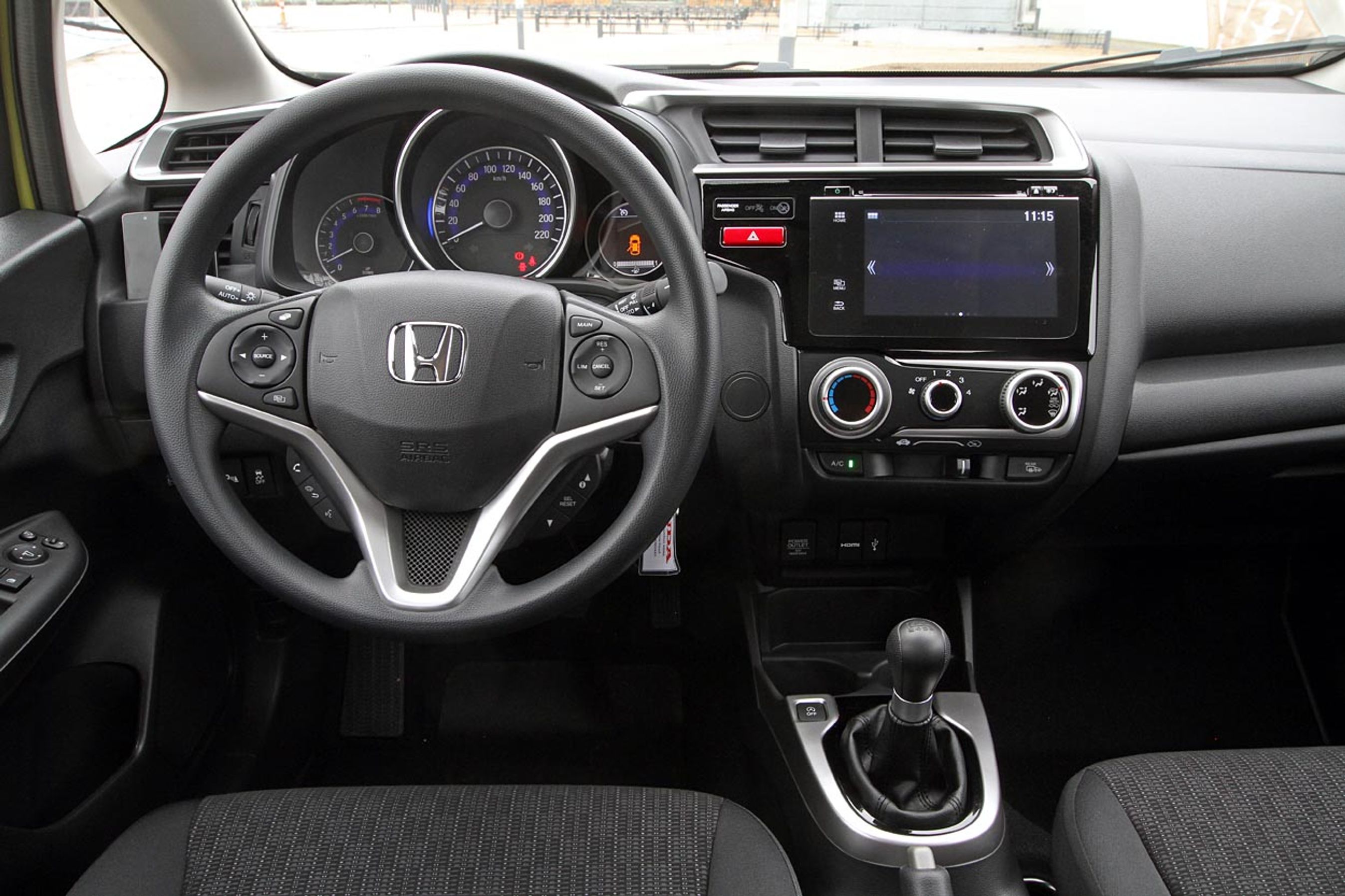 Førerpladsen er orienteret mod føreren, bl.a. med en midterkonsol der vender mod føreren. Materialer og design af kabinen foran passageren virker billig. Syvtommerskærmen er standard fra Comfort-niveau.