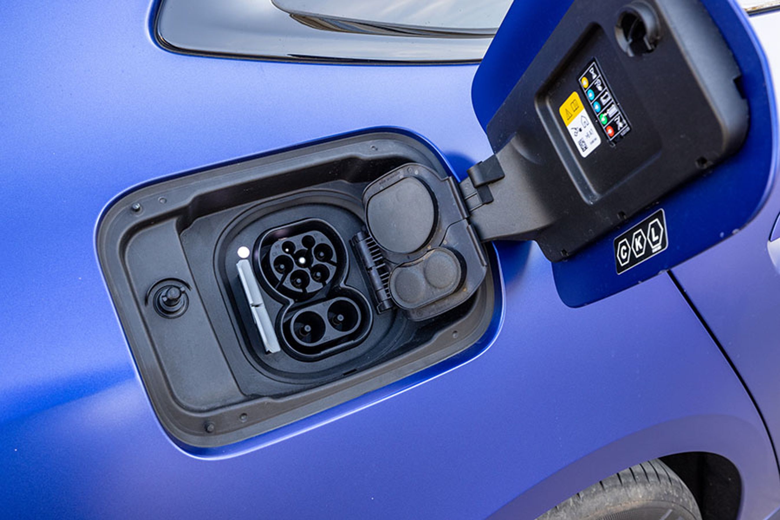 De fleste moderne elbiler har CCS-Combo stik, og i4 har tre-faset hjemmeladning med op til 11 kW.