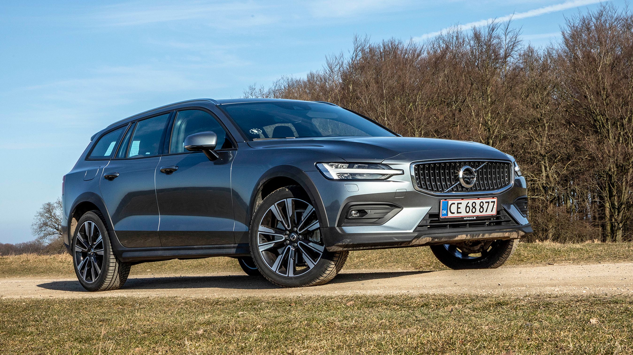 Udvendigt er Volvo V60 Cross Country forsynet med plastpaneler langs skærmkasserne samt hjul og fjedre, der giver bilen 6 cm større frihøjde.