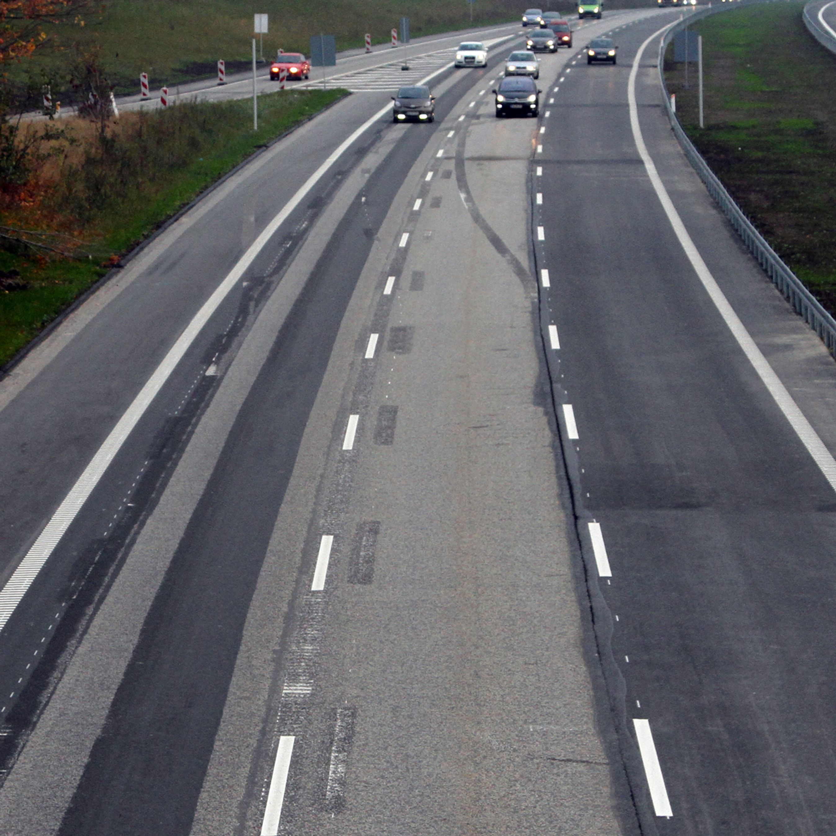 Prisen for at motorvejen er blevet færdig et år før tid er, at det øverste, nye lag asfalt ikke er lagt på. Det sker til sommer.