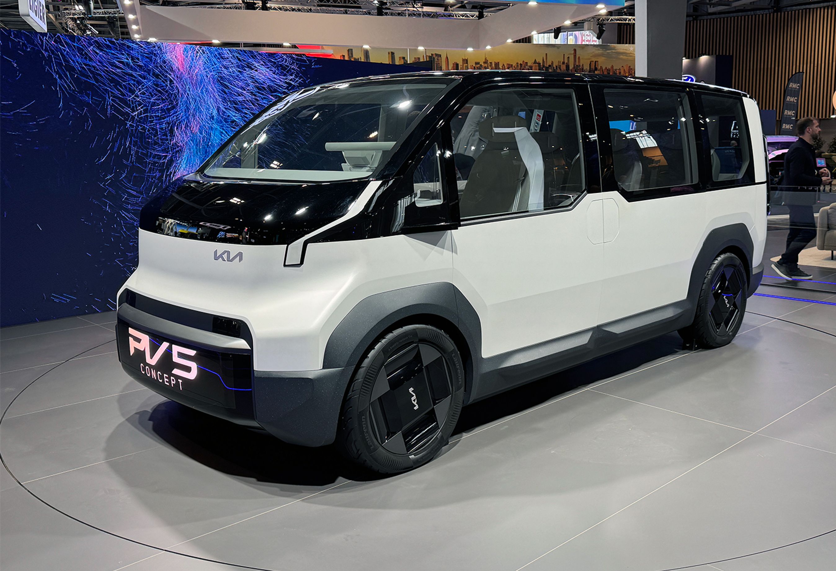 Kia bevæger sig ind på markedet for varevogne med en hel stribe elmodeller. I Paris vises en minibusudgave.