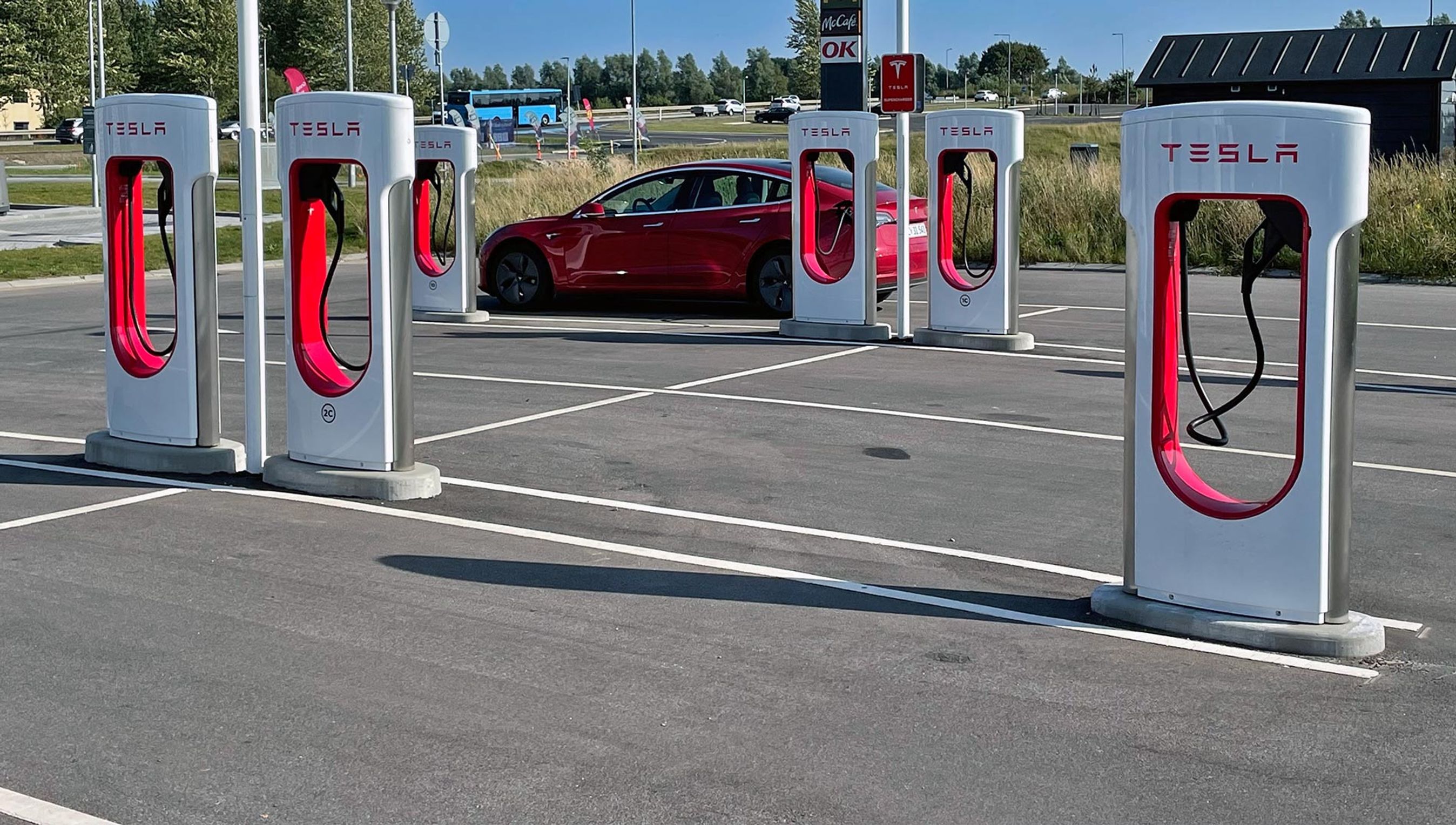 Otte af Teslas danske Supercharger-stationer er nu åbne for ikke-Tesla-ejere.