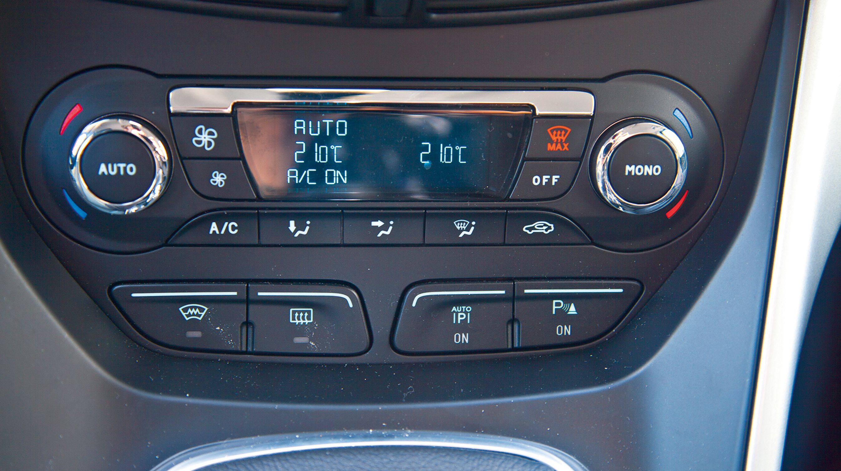 I udstyrsniveauet Titanium er tozonet klimaanlæg standard. Bemærk knappen til venstre: Her tændes varmen i forruden. Knappen med Auto-P aktiverer parkeringshjælper, der måler, om der er plads nok.