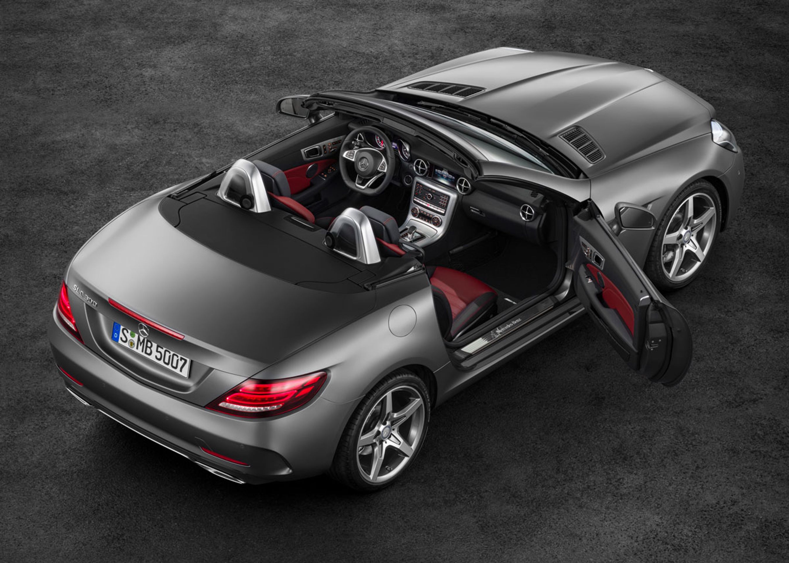 SLC er en klassisk, topersoners åben bil. Første generation kom i 1996.