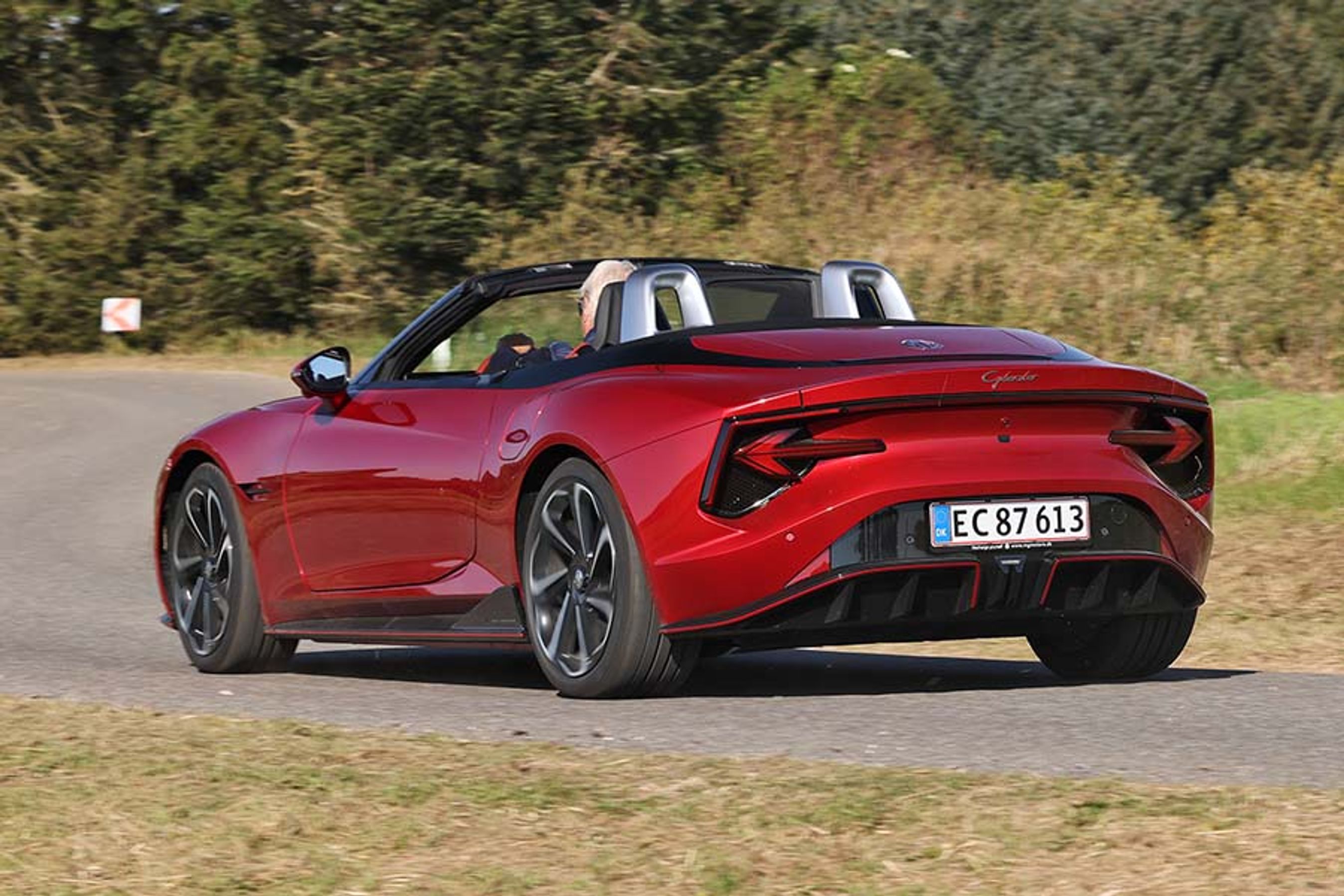 Cyberster har klassisk roadster-formgivning, men baglygterne med de kæmpe pile er ikke just diskrete.