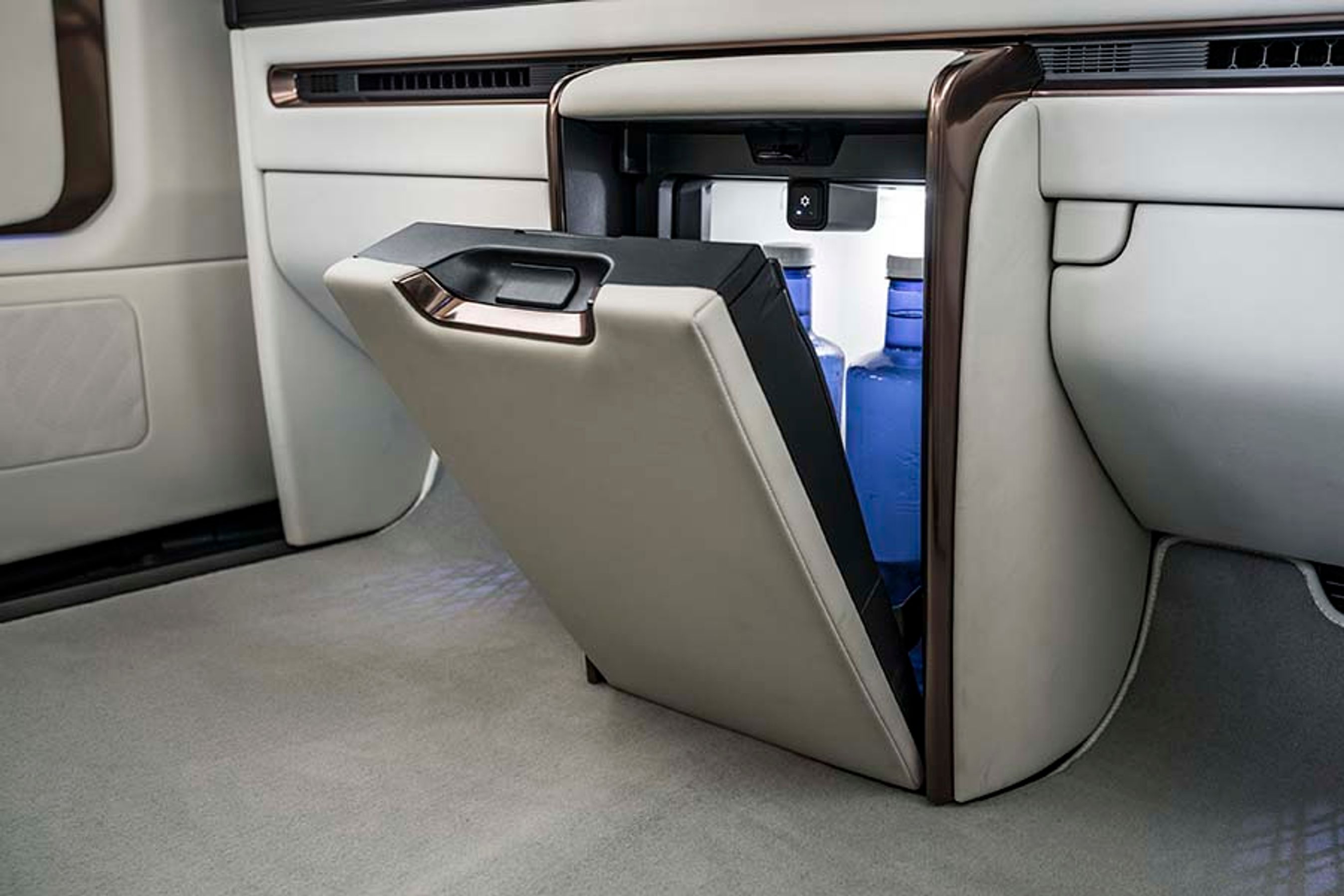 Et minikøleskab er standard og kan nås af de to bagsædepassagerer.