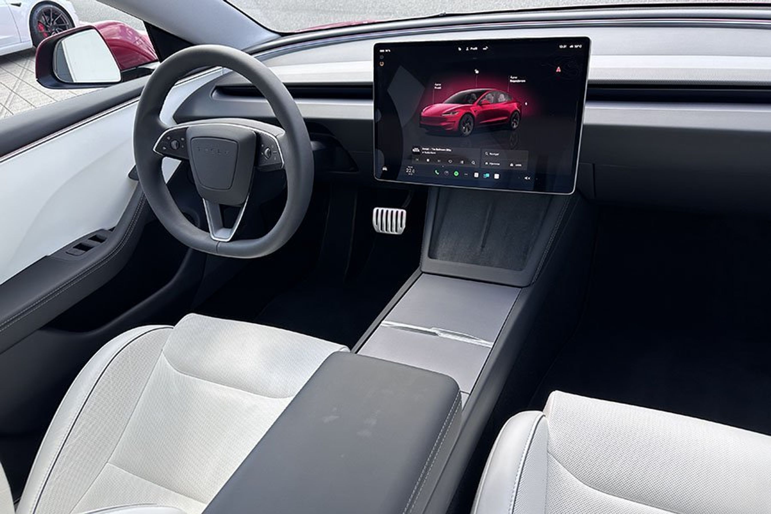 Førerpladsen i en Tesla Model 3