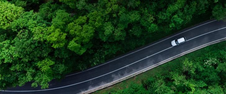 Bil på landevej set fra oven