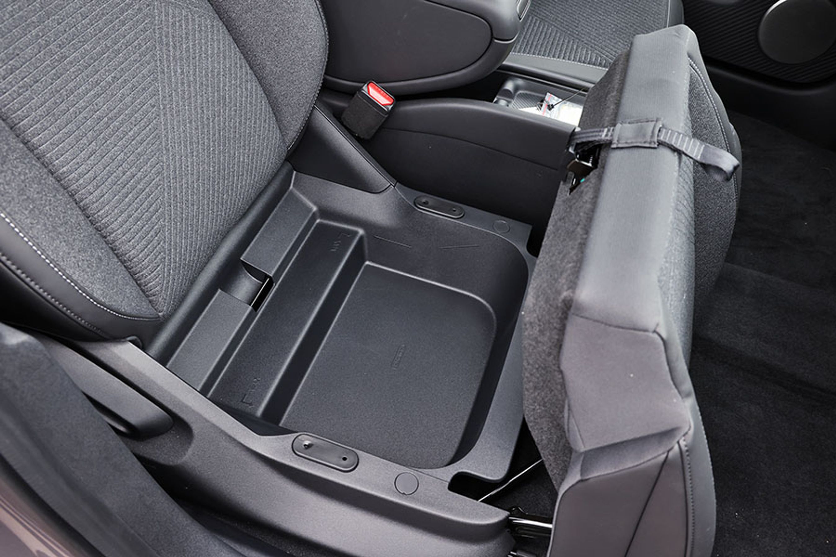 Under alle passagersæderne er der små opbevaringsrum til f.eks. en iPad, børnenes legetøj eller andre ting, man gerne vil have gemt af vejen.