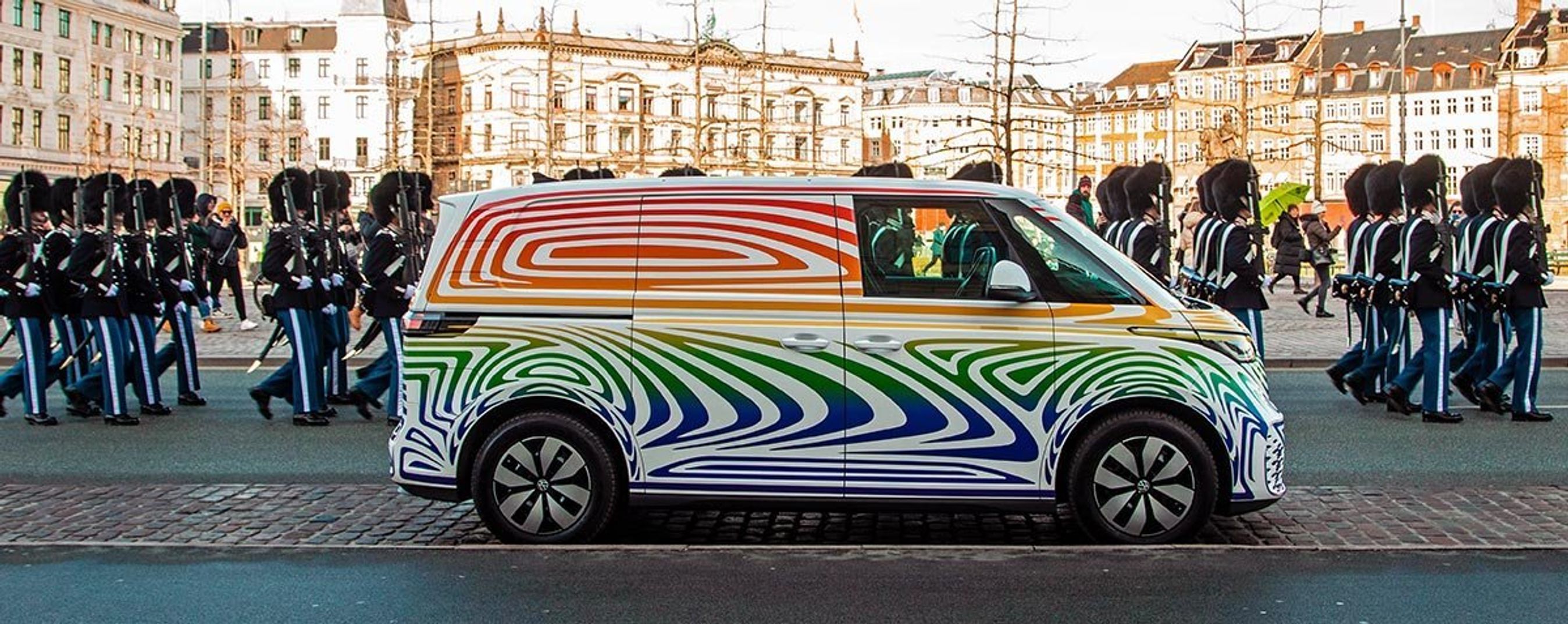 ID. Buzz har en meget stor akselafstand på 2,99 meter og korte udhæng for og bag. En forlænget version kommer i 2023.