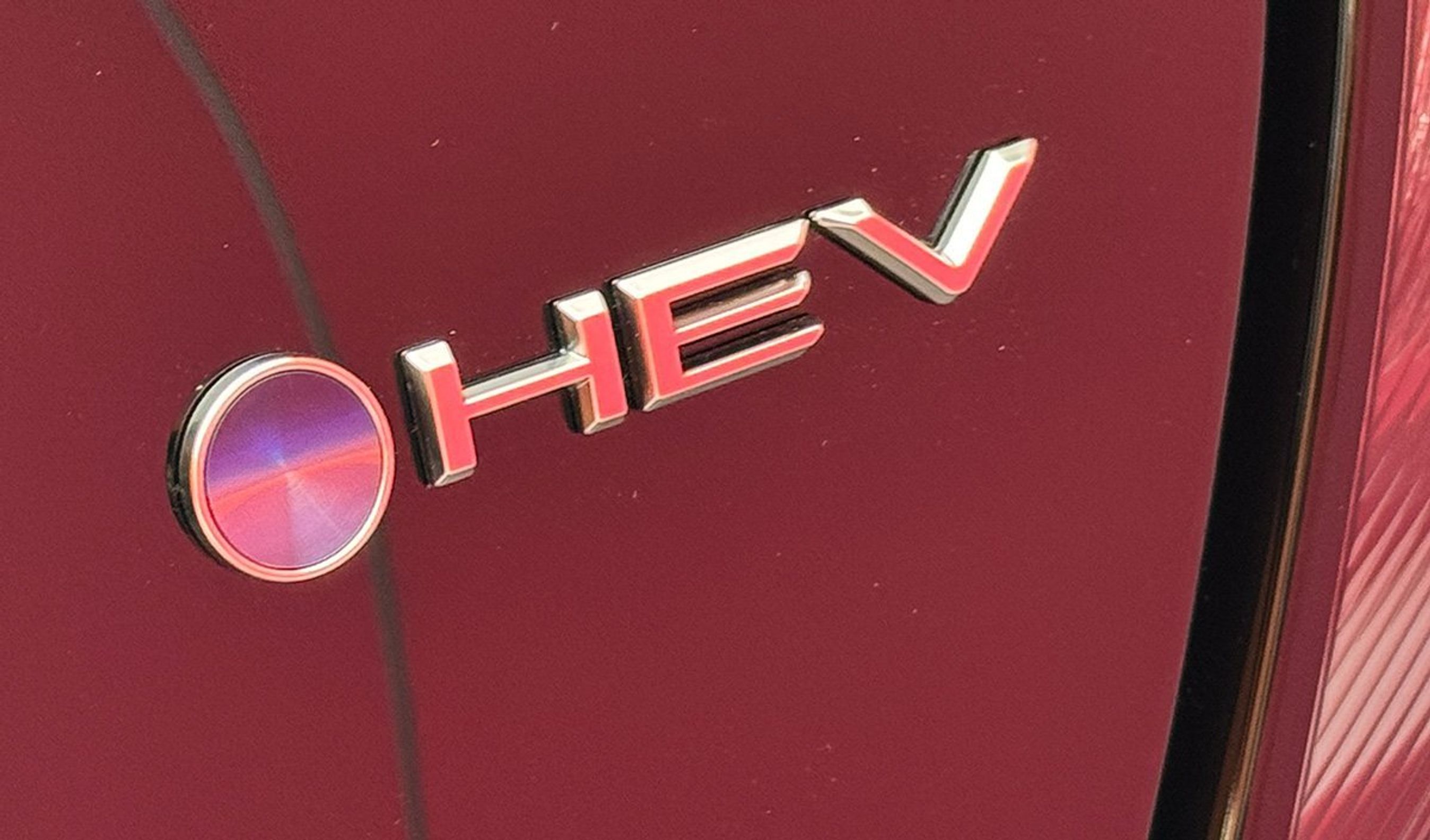 HEV-skilt bag på Aygo X.