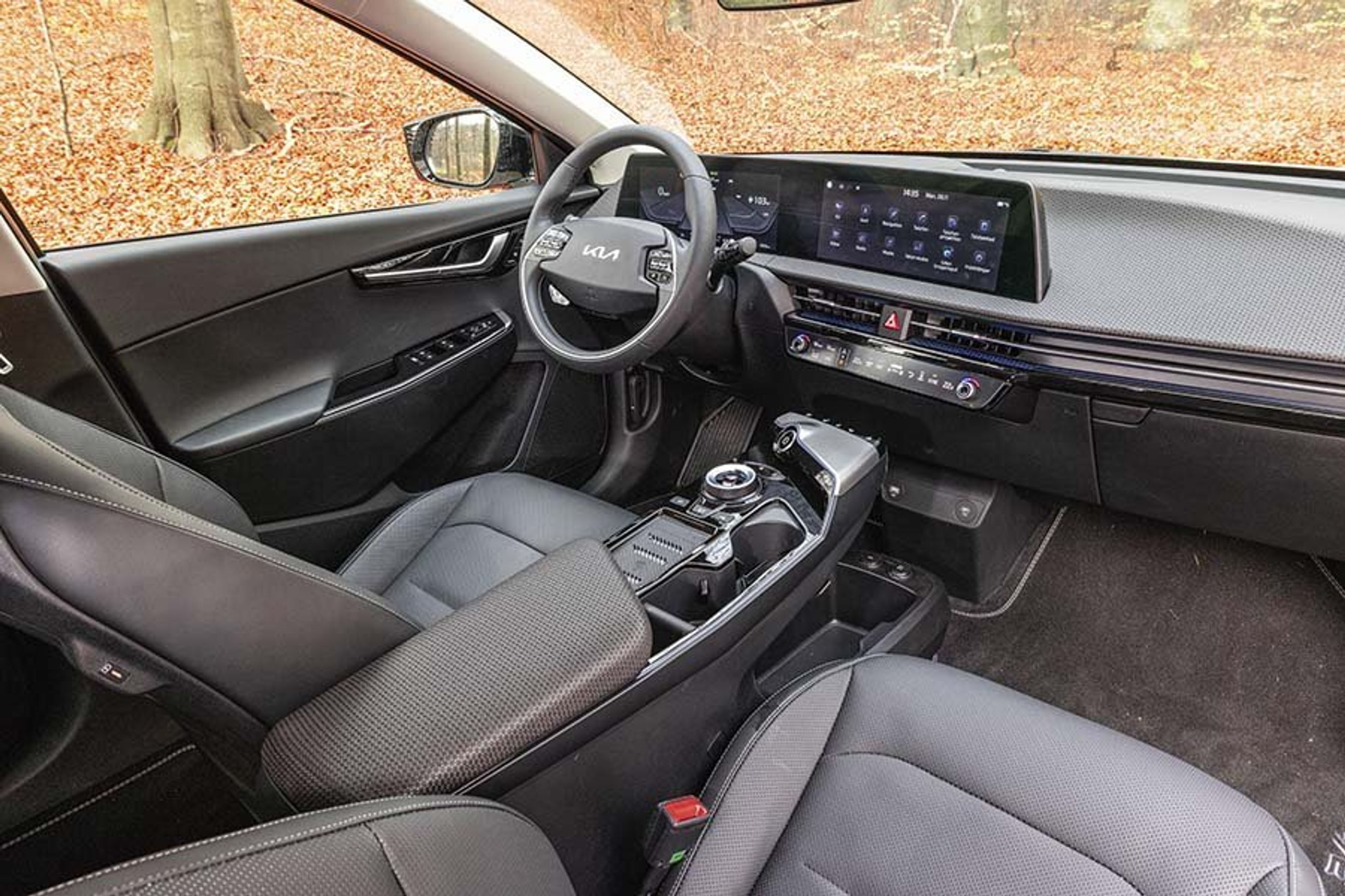 Førerpladsen er udformet med et stort panel med to skærme, der gør det ud for instrumenthus og hjælpeskærm til bl.a. navigationsanlæg.