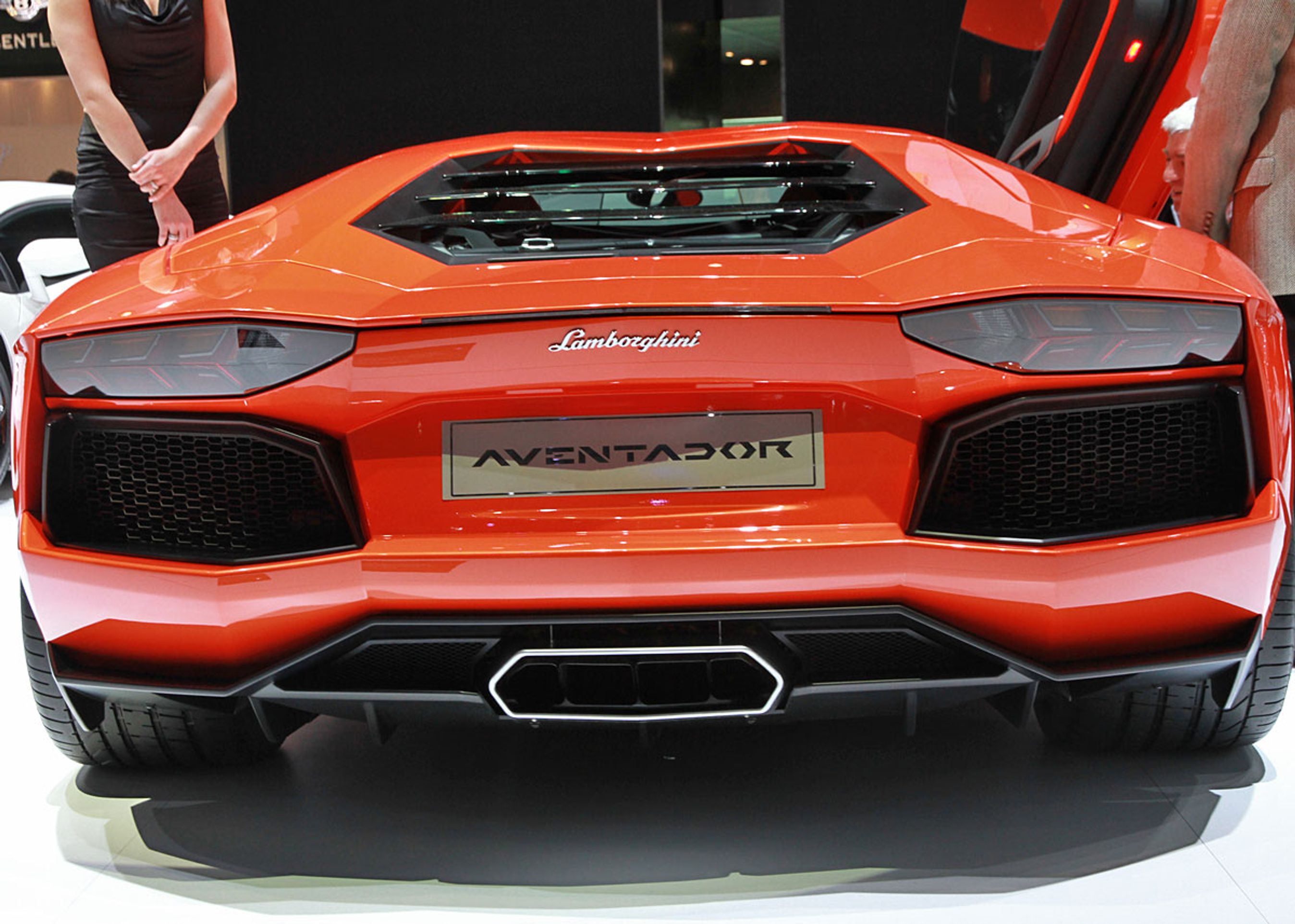 Lamborghini Aventador er bygget af kulfiber, der gør bilen let.