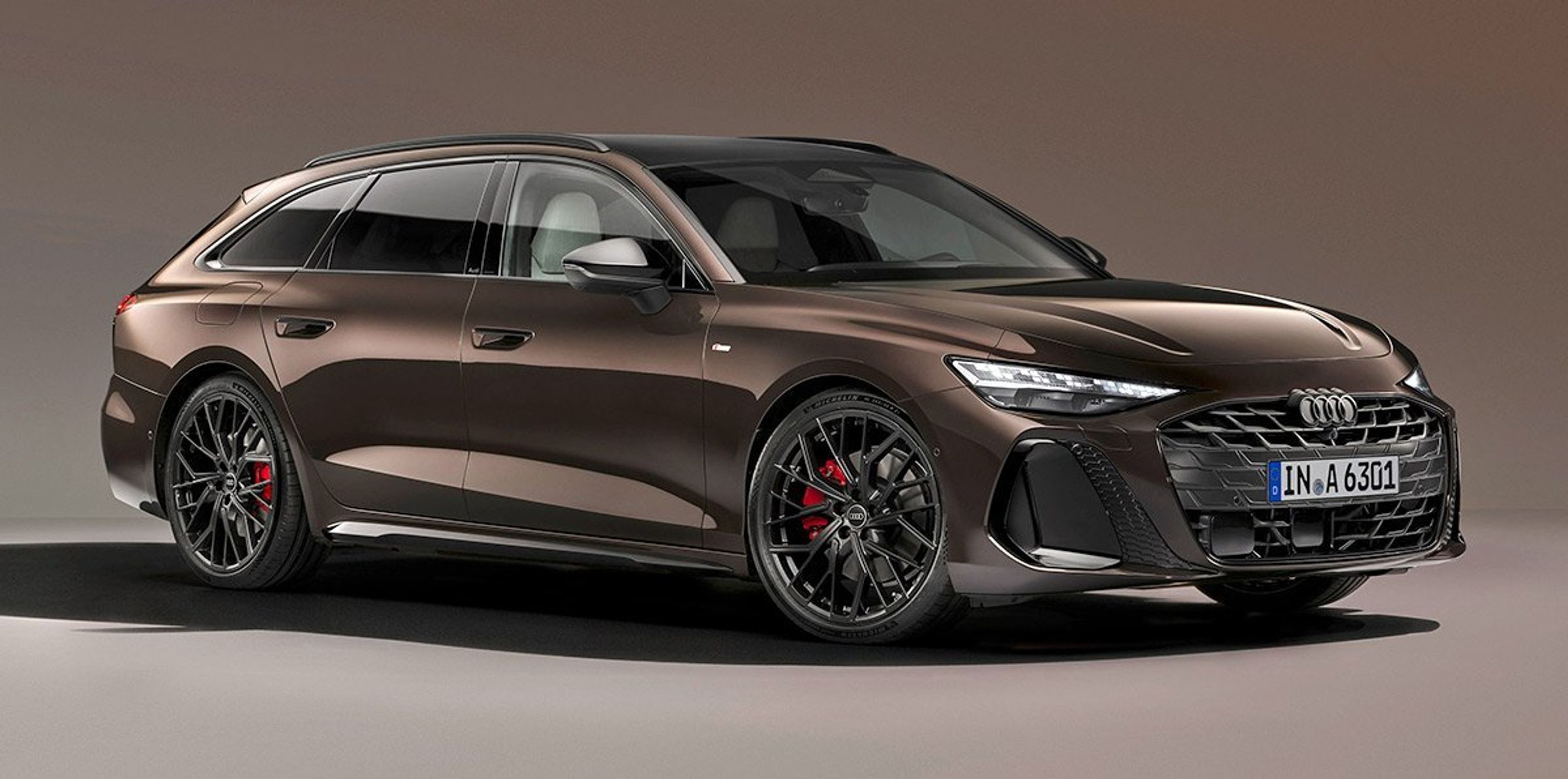 Brun Audi A6 forfra.