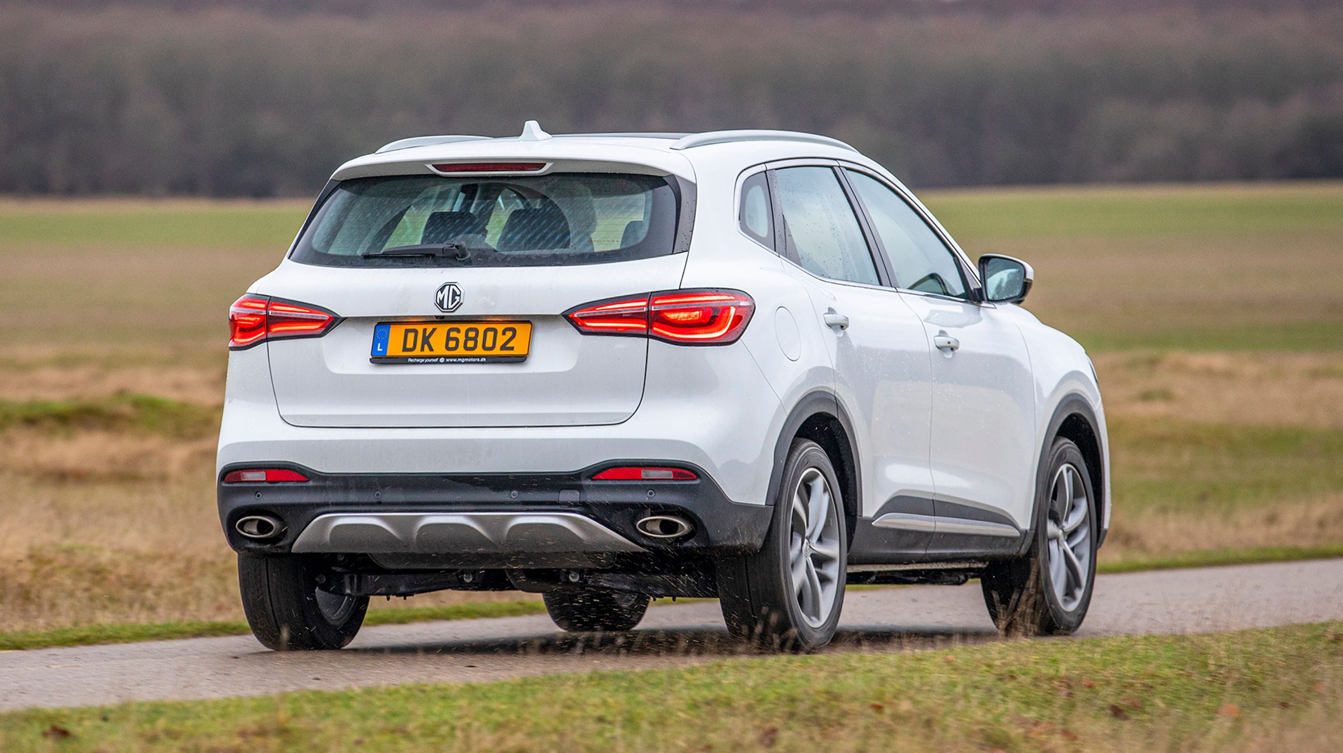 Der er LED-lygter både for og bag i topudgaven, der hedder Luxury. Den koster 290.000 kr.