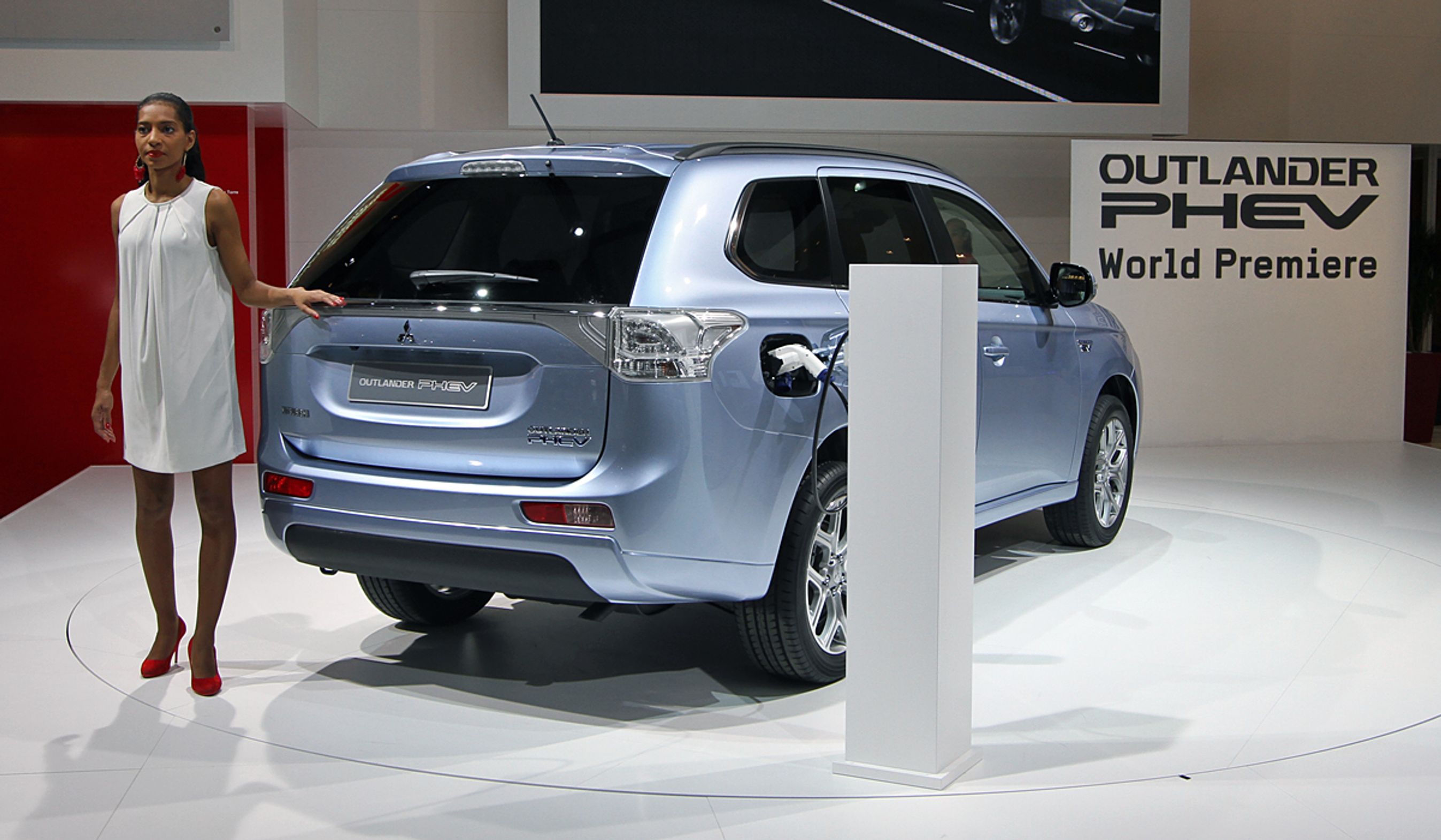 Mitsubishi Outlander PHEV har i produktionsudgaven verdenspremiere på Paris-udstillingen.