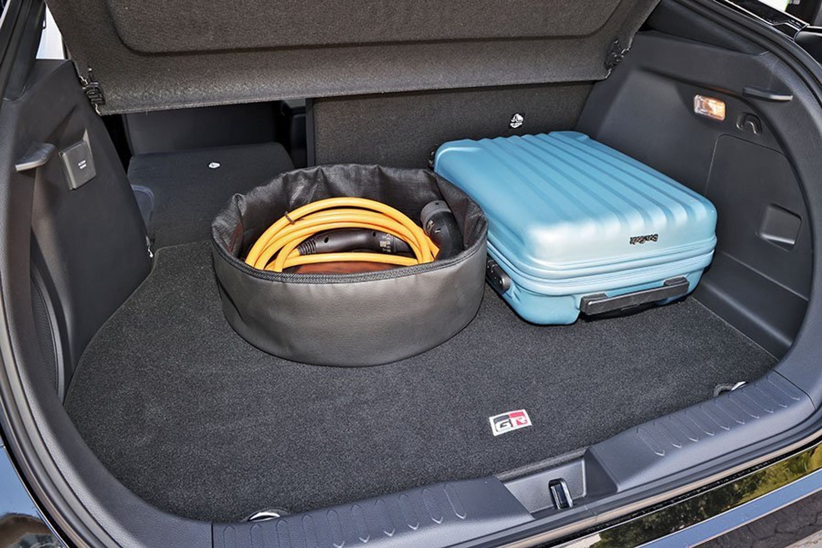 Bagagerum med kabler og kuffert i Toyota C-HR