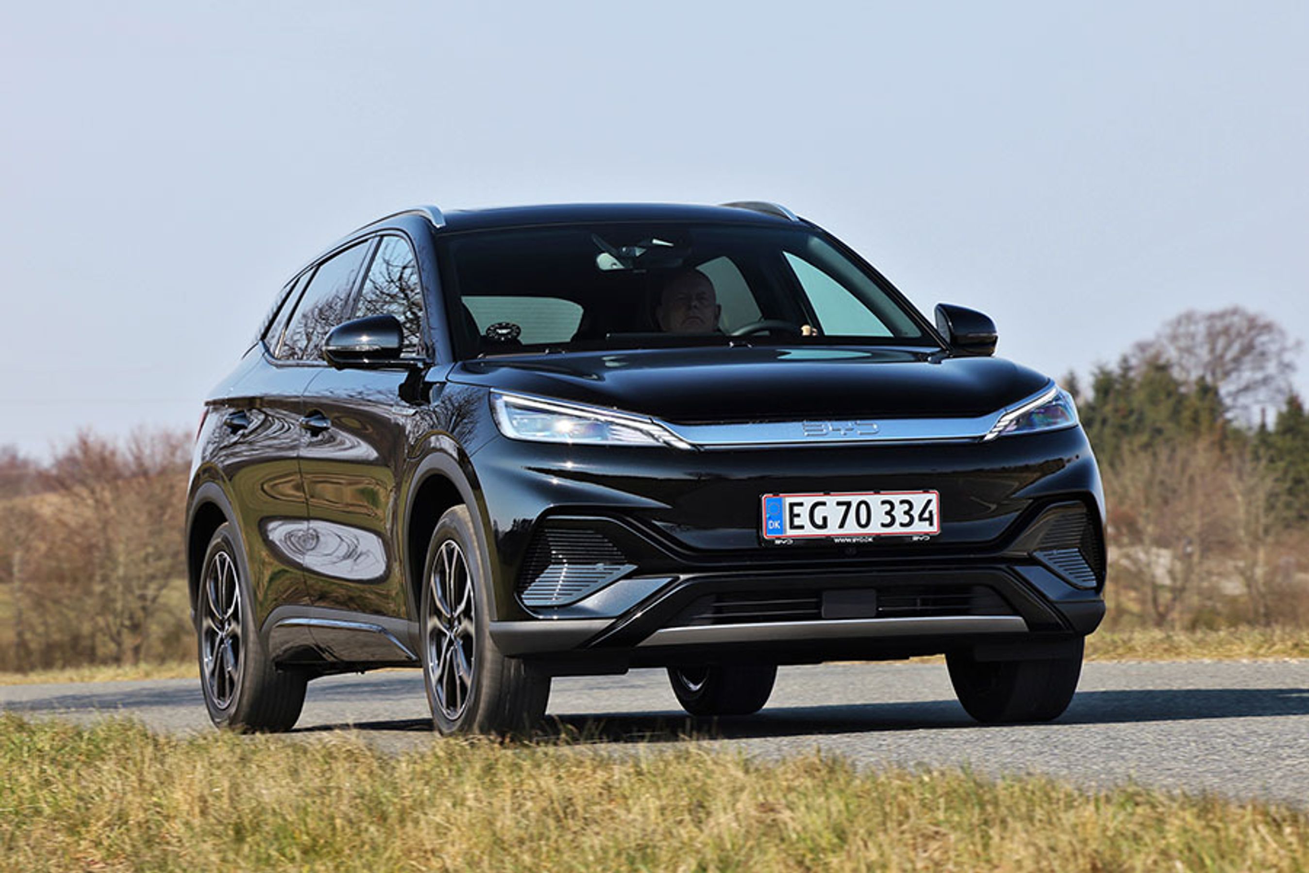 Forfra er der ikke sket forandringer i forbindelse med faceliftet af Atto 3. Modellen er en mellemstor SUV og har netop fået en mindre søskende i form af Atto 2, der er mærkbart mindre, men virker mere moderne. 