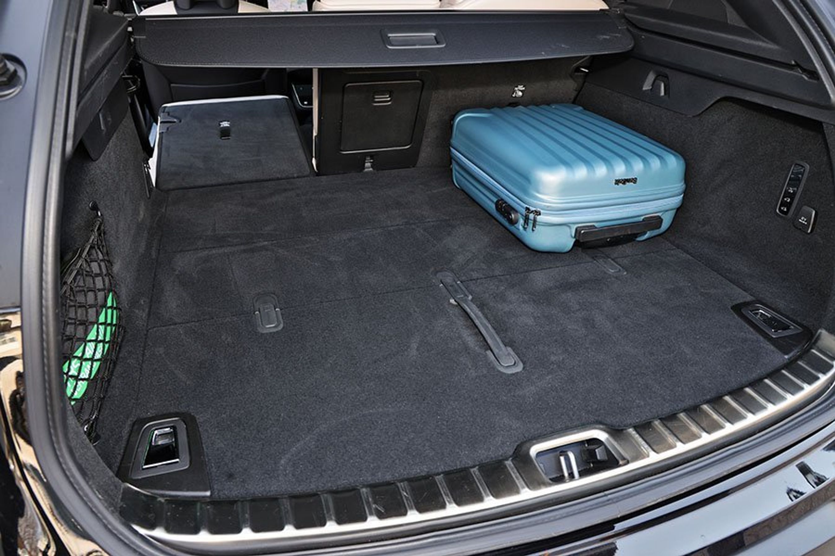 Bagagerum med blå kuffert i en Polestar 3