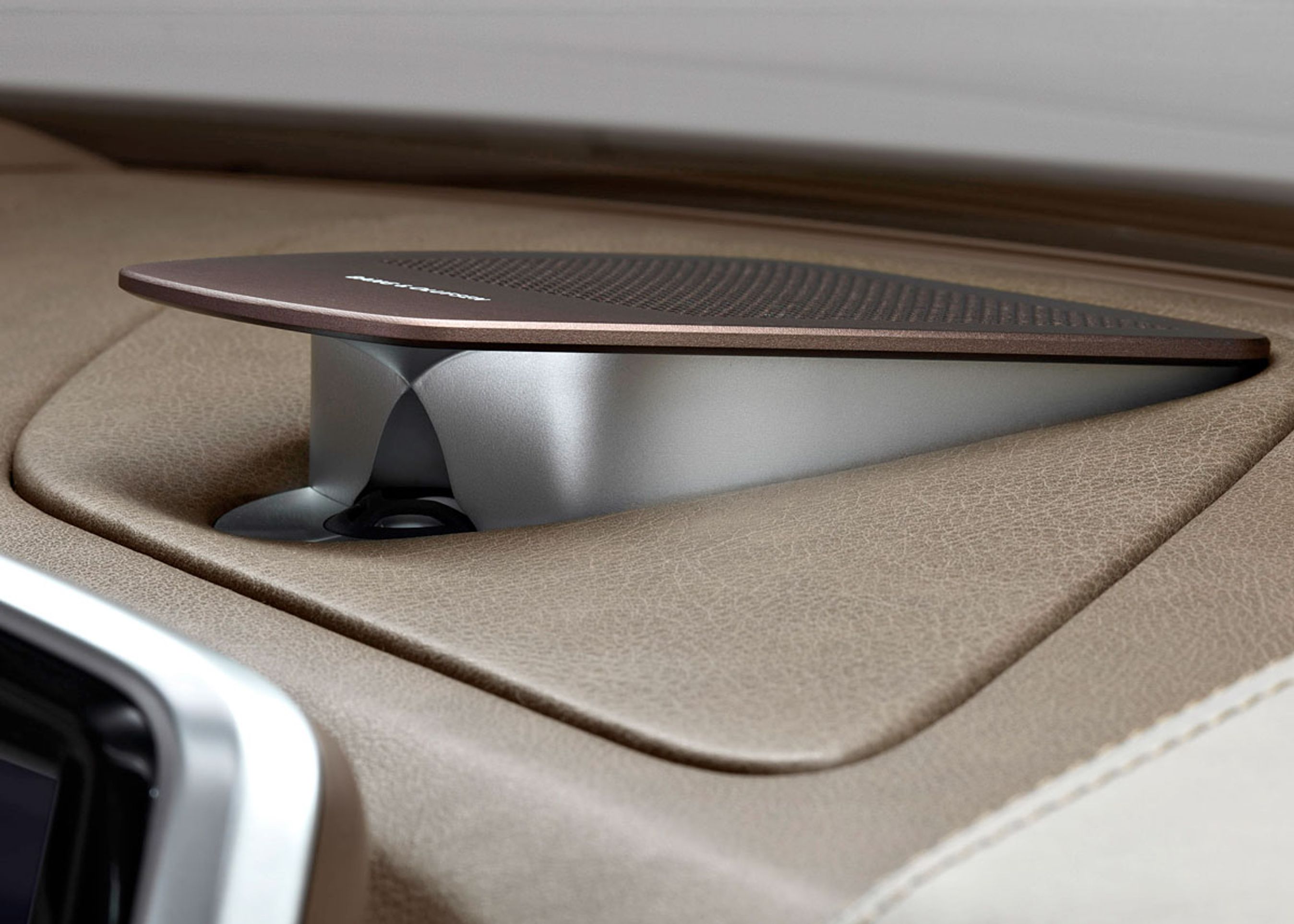 Den centrale diskanthøjttaler - kaldet tweeter - skyder op midt i instrumentbordet.