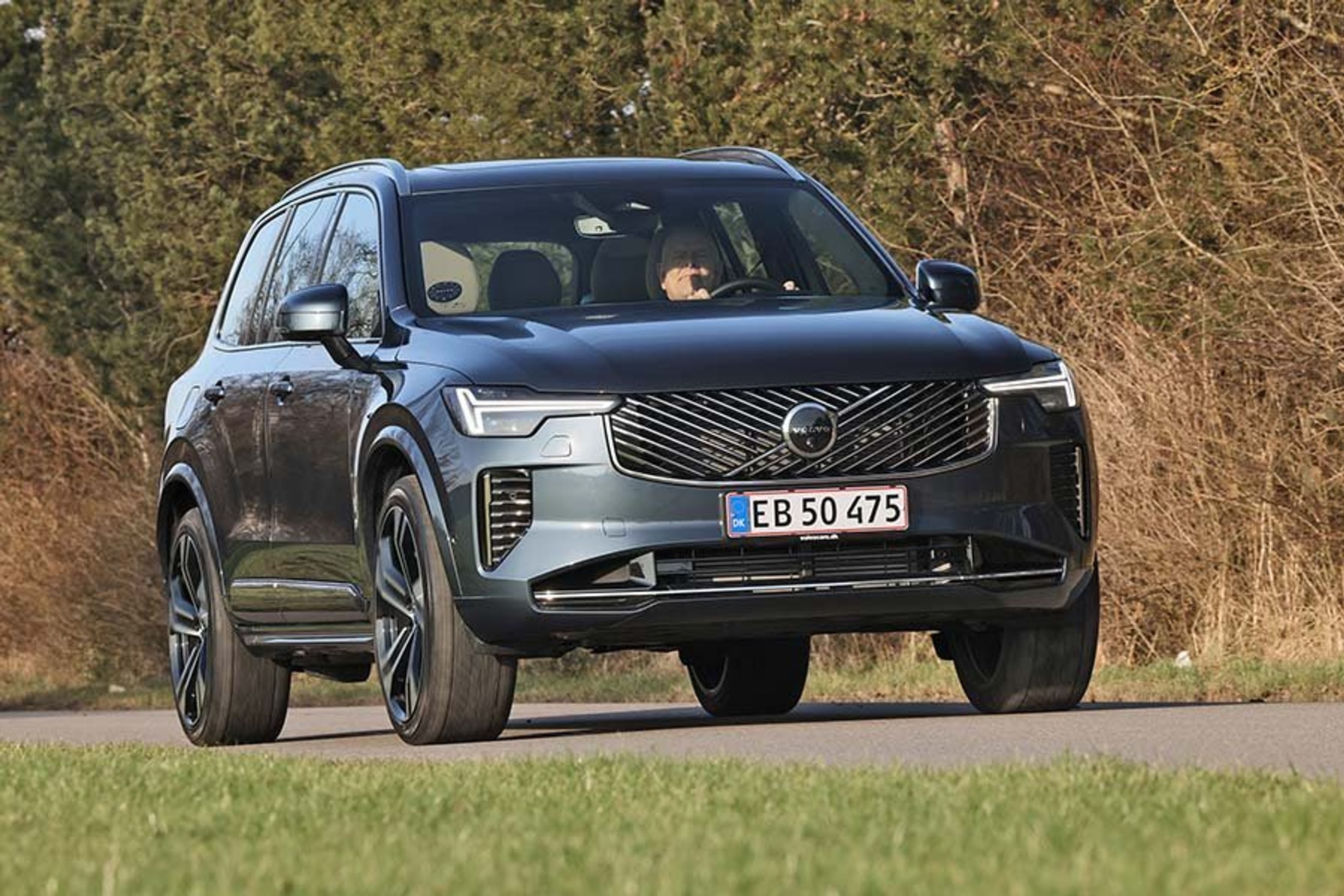Volvo XC90 set forfra, mens den kører på vej