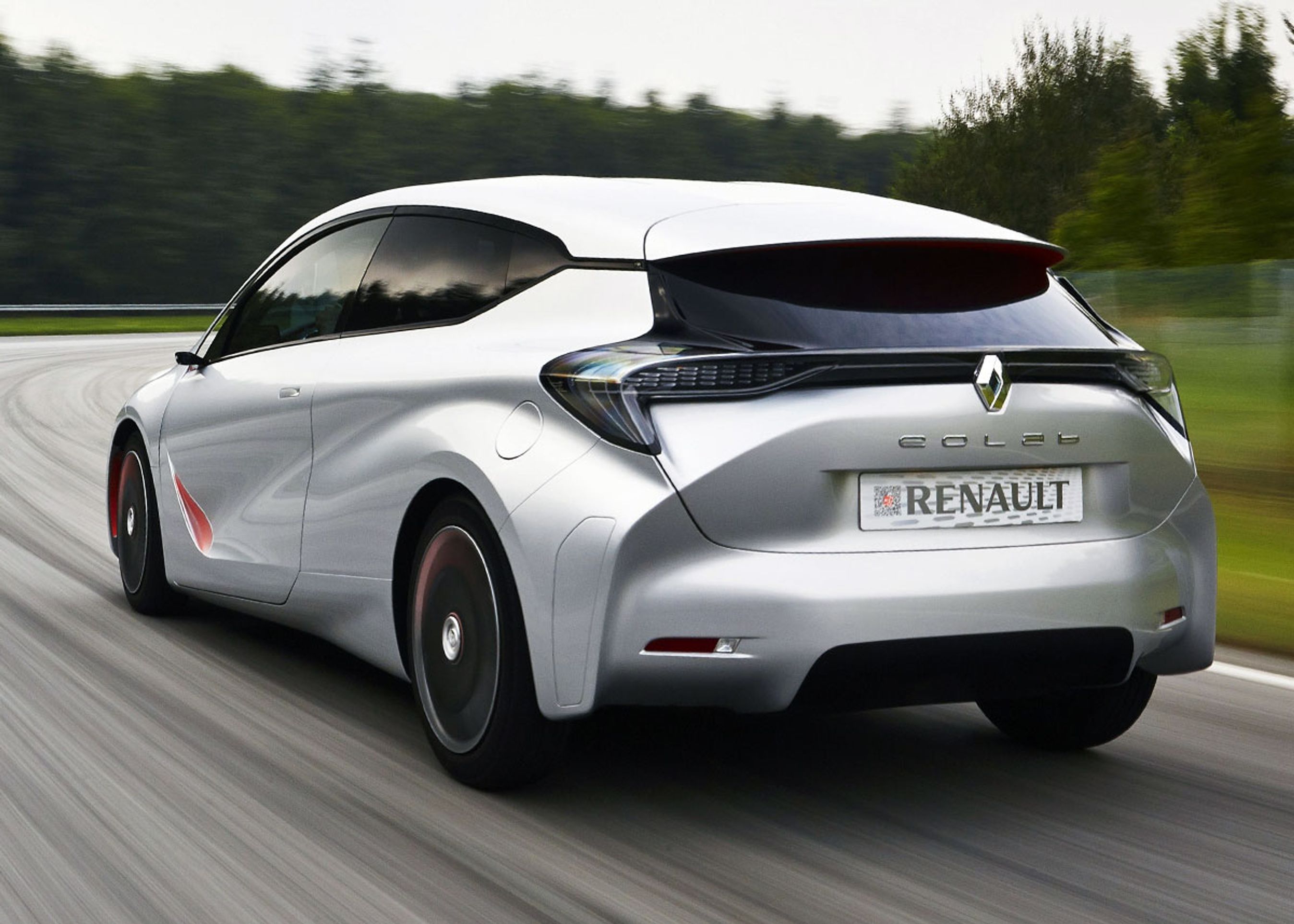 For at spare brændstof har EOLAB nogle meget specielle dæk udviklet af Michelin. Dækkene/hjulene har stor diameter, men er smalle (145 mm). Ifølge Motors oplysninger vil den næste Mégane og Scénic få den type dæk.