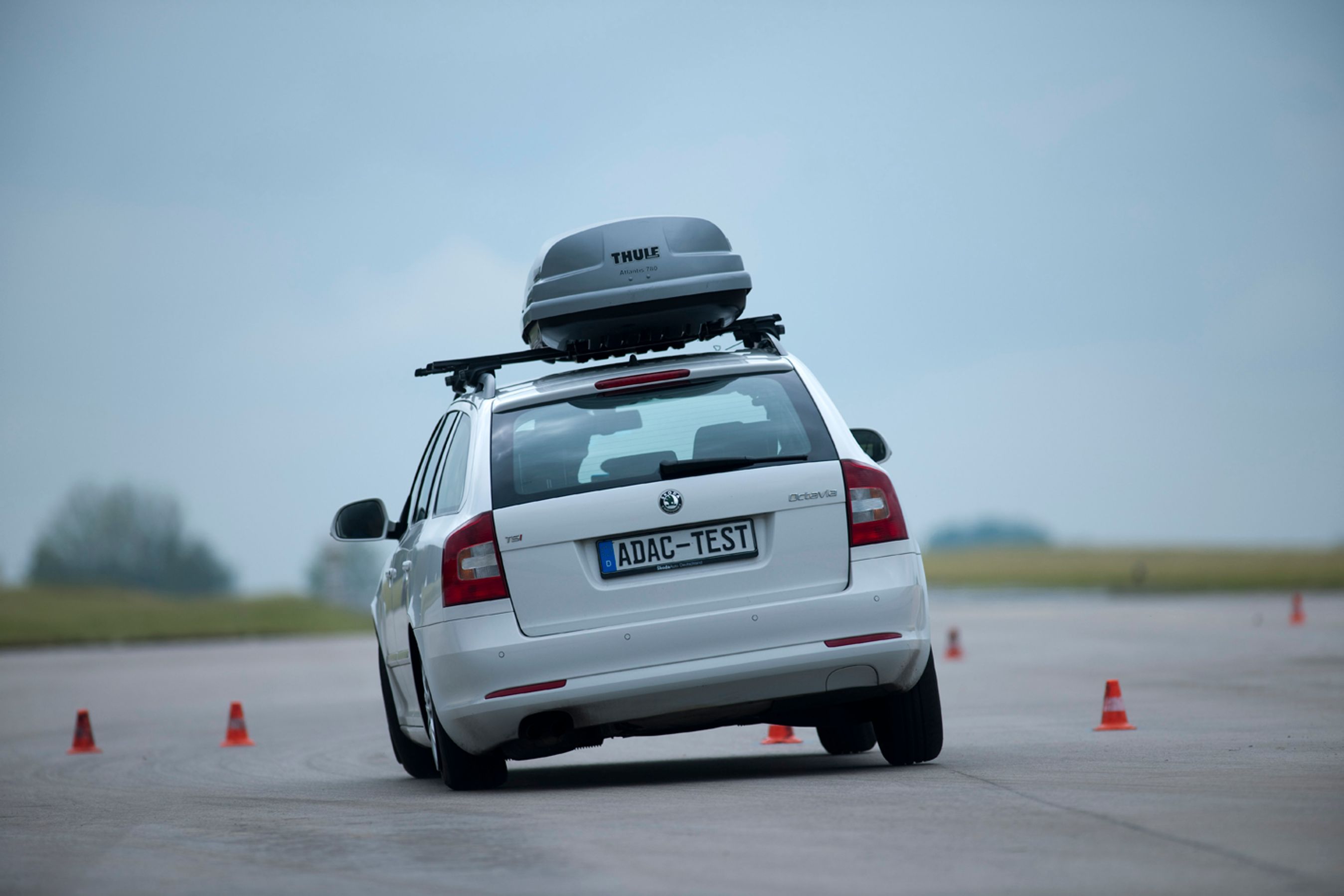 En forkert pakket bil med tagboks eller en overlæsset trailer kan føre til farlige situationer i trafikken.