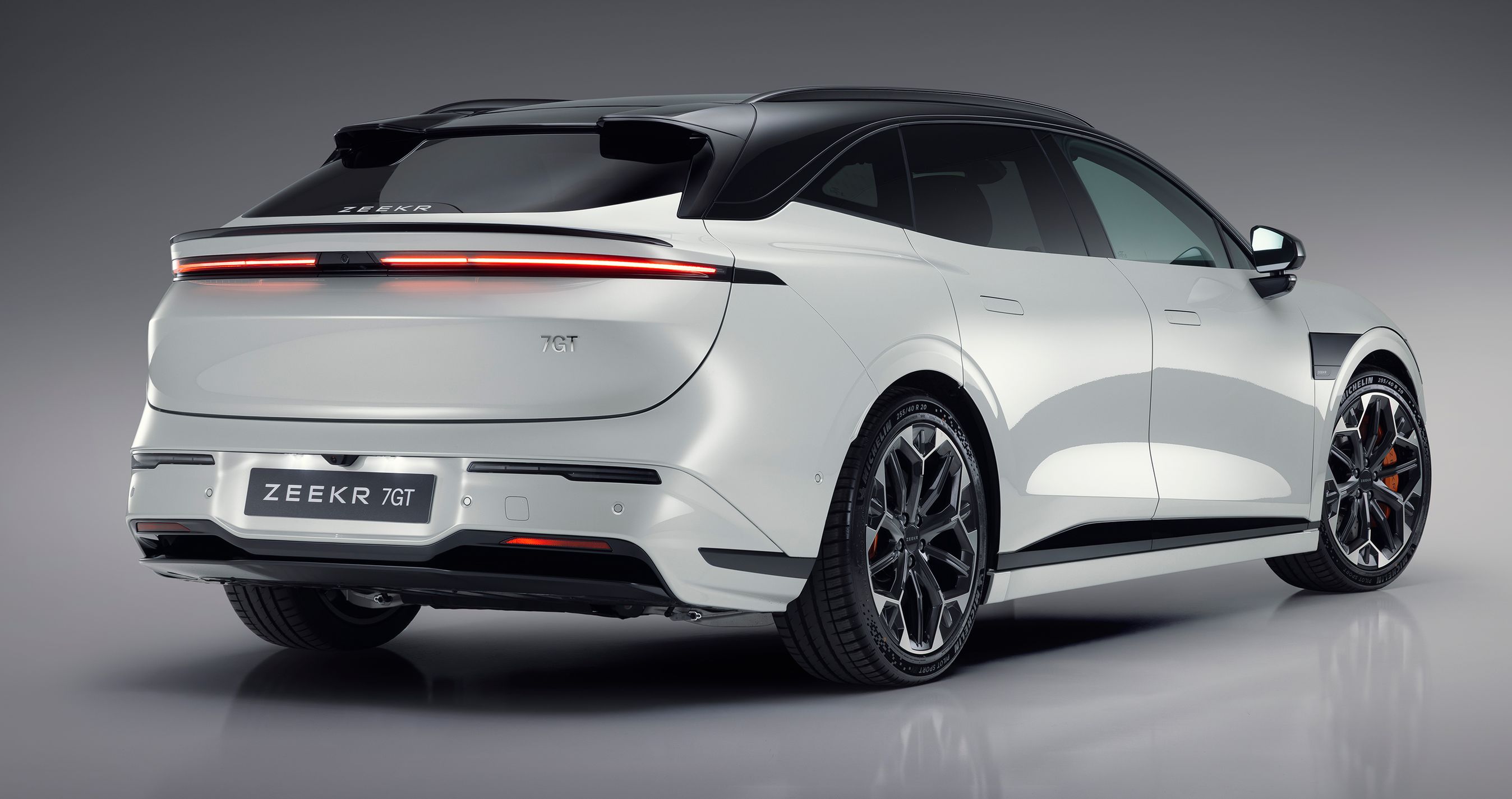 Hvid Zeekr 7GT bagfra.