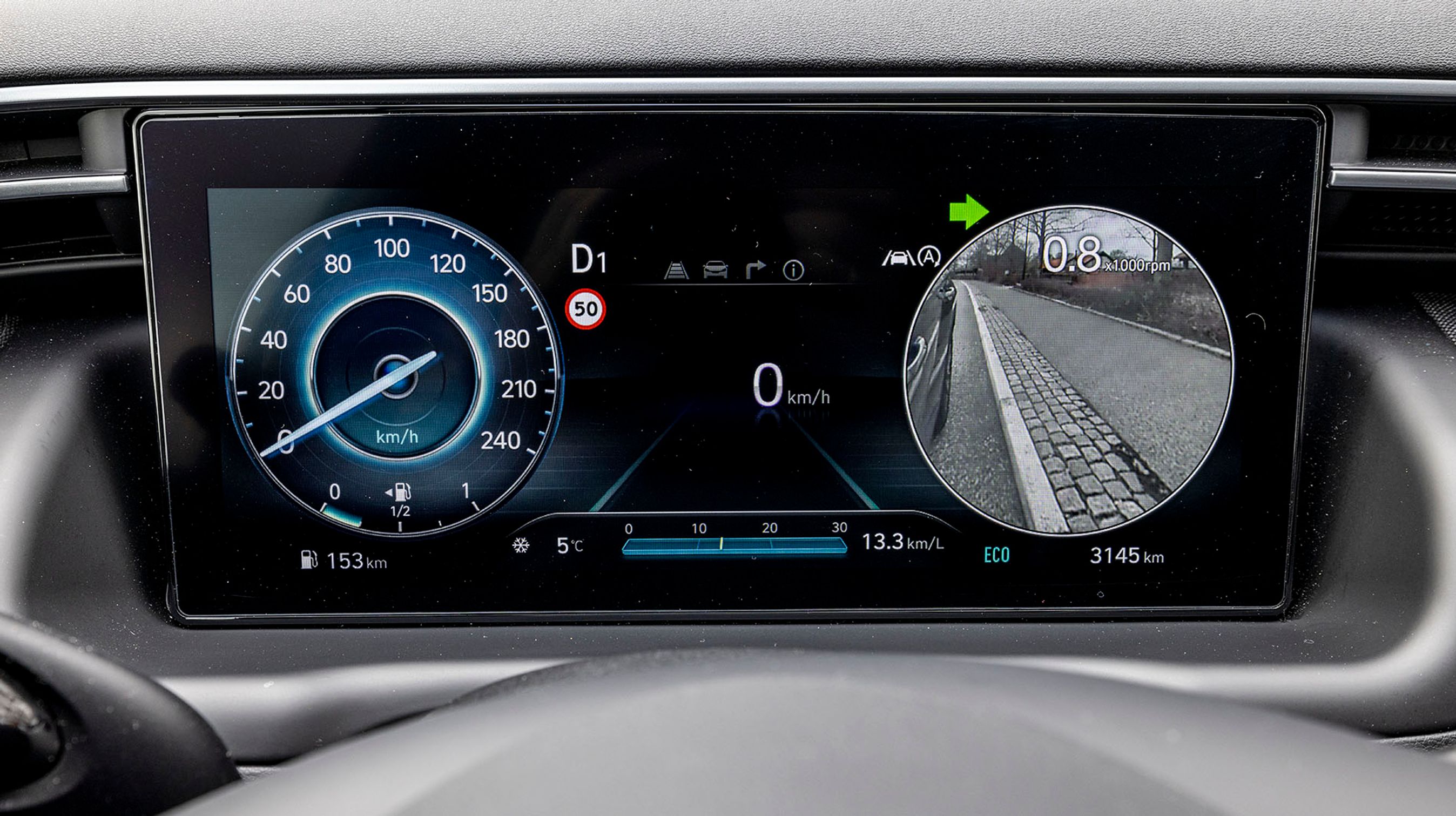 Når man blinker, vises et billede skråt bagud i instrumenthuset. Det er med til at gøre det lettere at orientere sig i trafikken, og er rart, når man skal parkere. Desværre er udsynet dårligt i regnvejr.