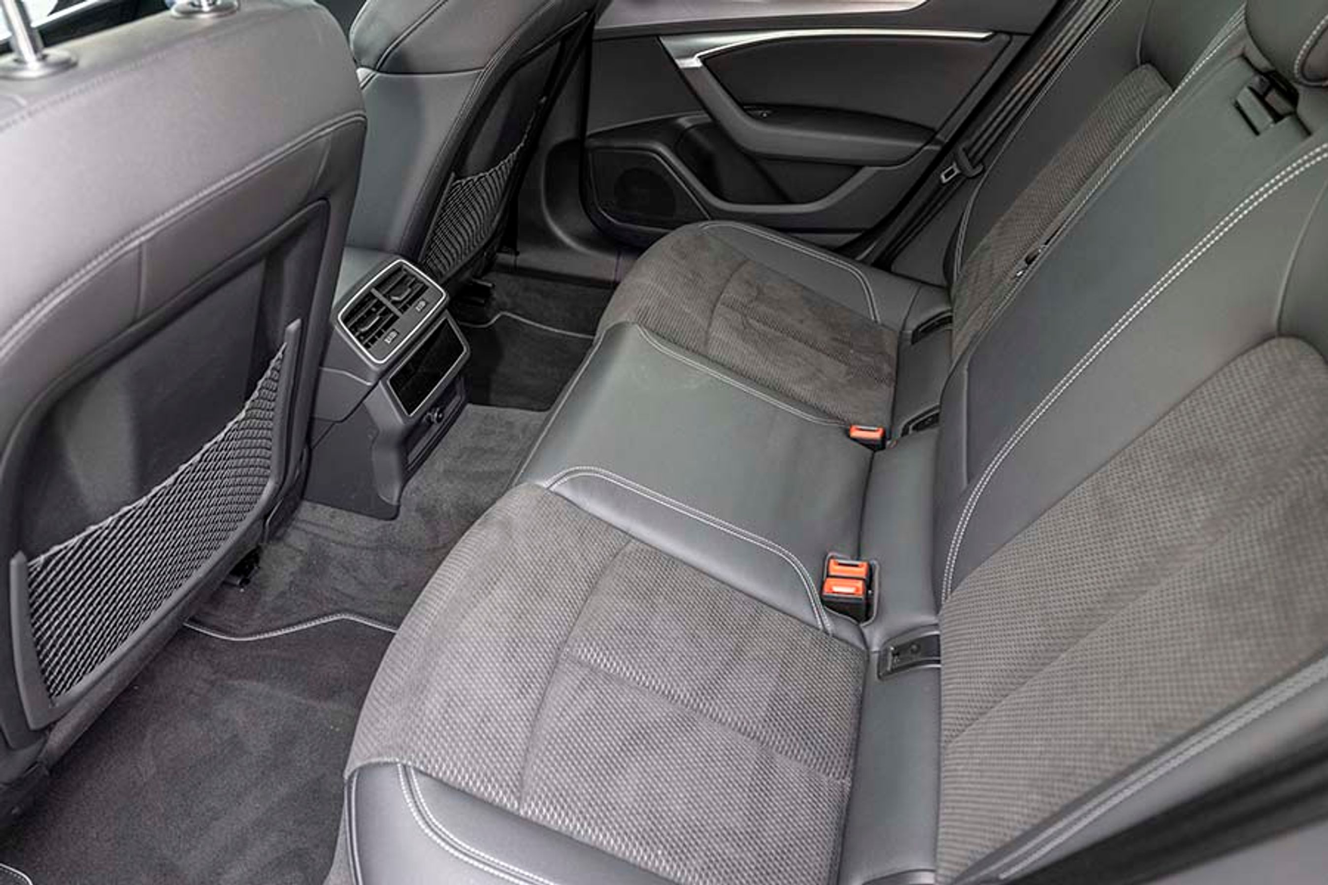 Der er god plads til fire personer i bilen, og man sidder godt på bagsædet. Den midterste plads er hæmmet af en meget høj kardantunnel, der både minimerer knæ- og fodpladsen. 