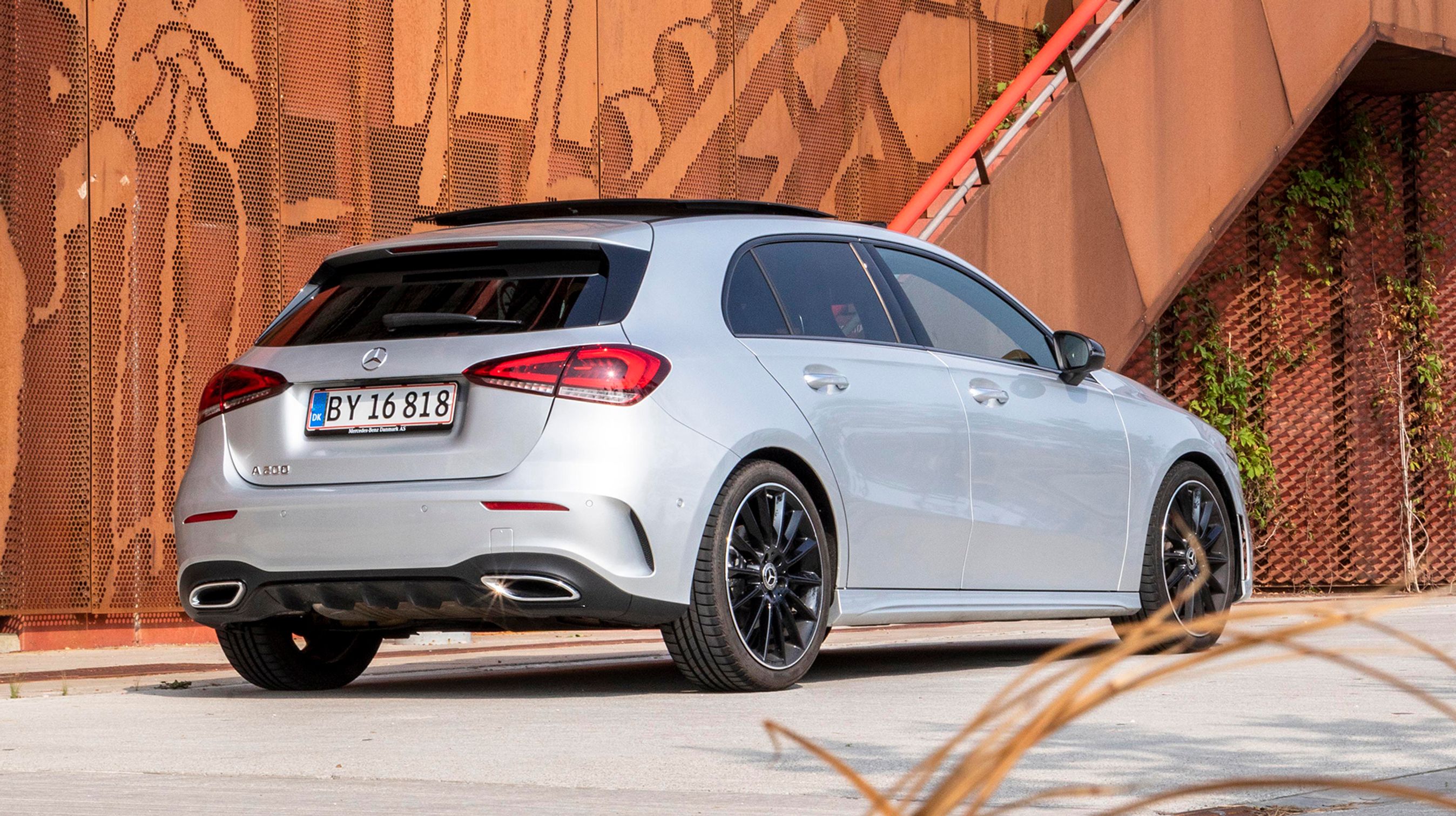 Mercedes A-klasse fås til at begynde med kun som denne femdørs hatchback, men en firedørs sedan er på vej