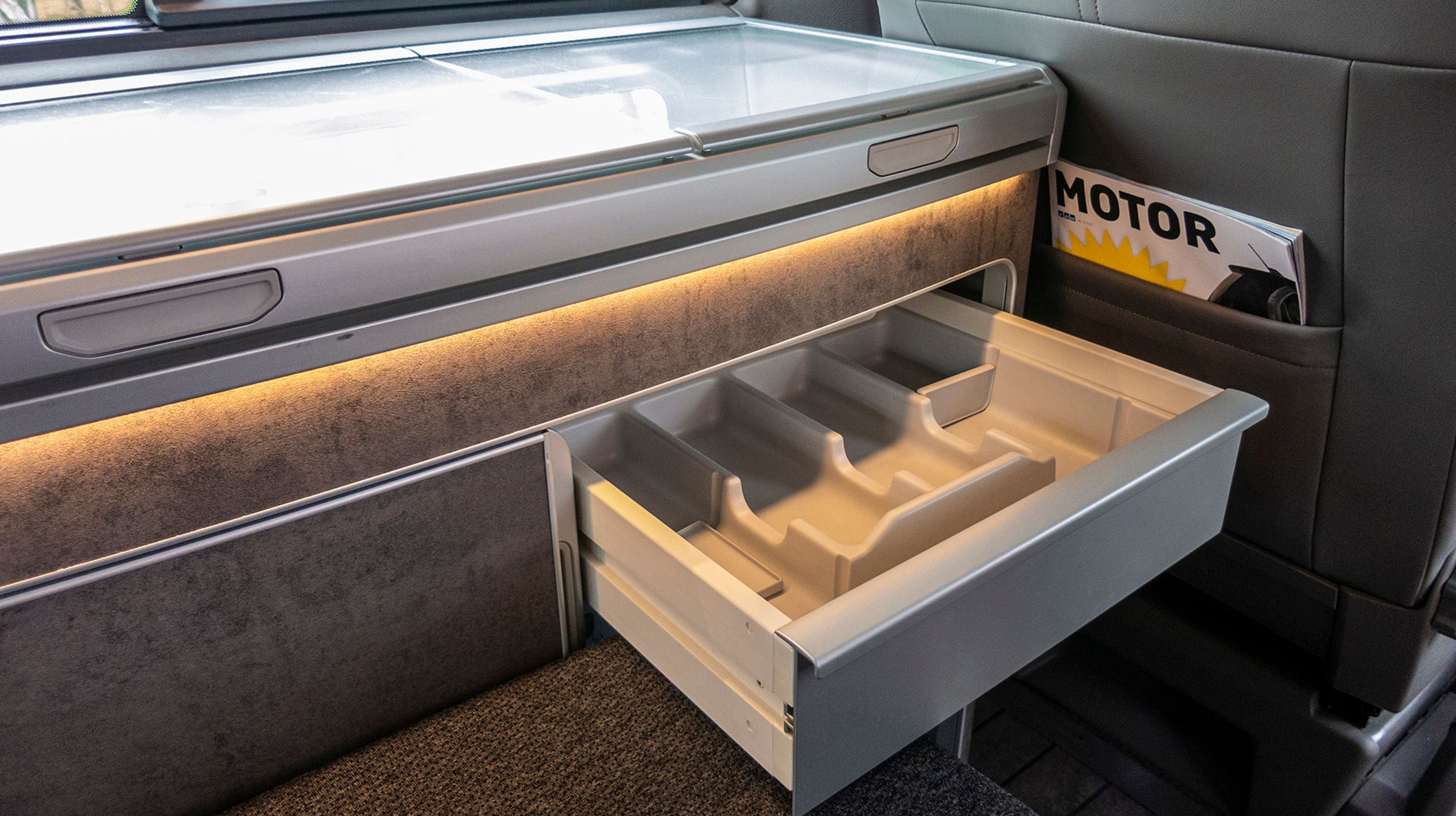 Køkkenet er fint indrettet med både skabe og skuffe.