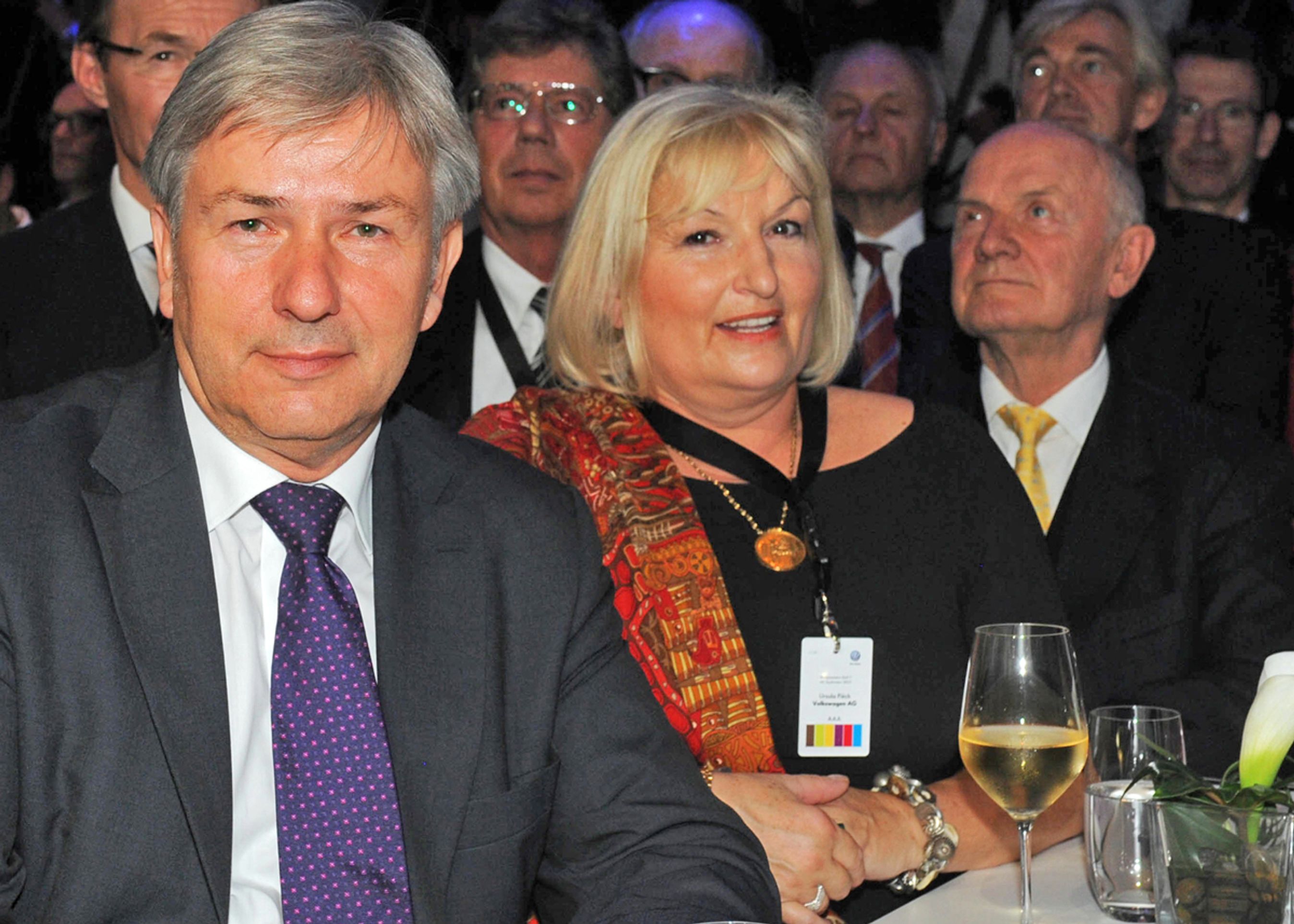 Golf-præsentationen er en vigtig begivenhed i Tyskland. Med i forreste række var bl.a. Berlins overborgmester Klaus Wowereit (forrest) og Volkswagens stærke mand, Ferdinand Piech samt dennes hustru. Foto: United Pictures