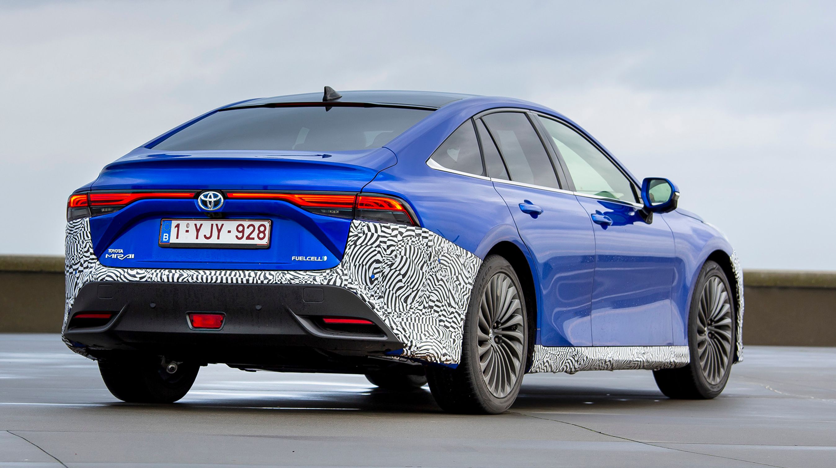 Bagtil er baglygterne blevet mere moderate end hos forgængeren, og den skrånende bagrude giver bilen et coupé-look.