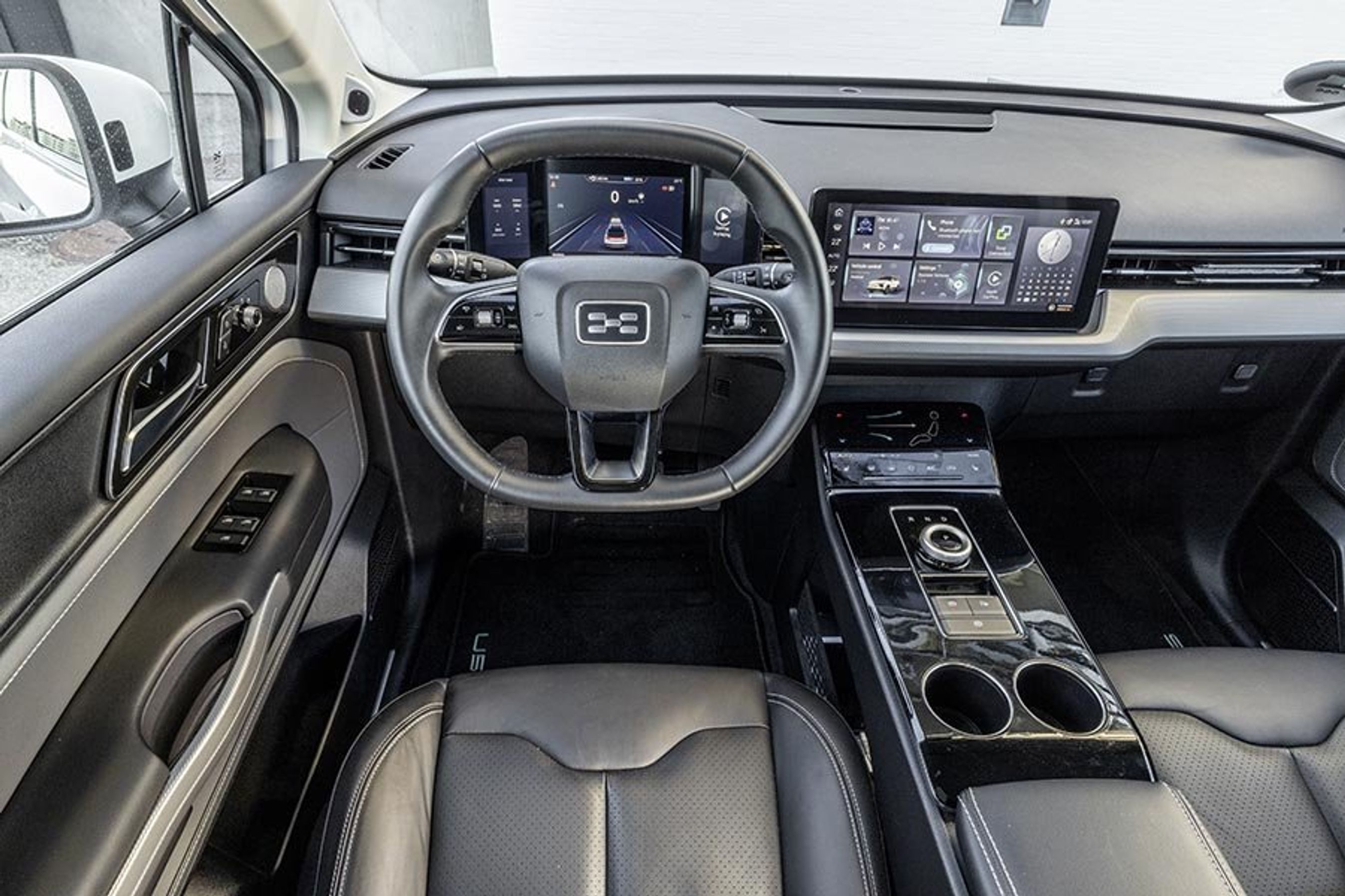 Volumenknappen er på rattet, og der er ikke en knap, som passageren umiddelbart kan bruge.