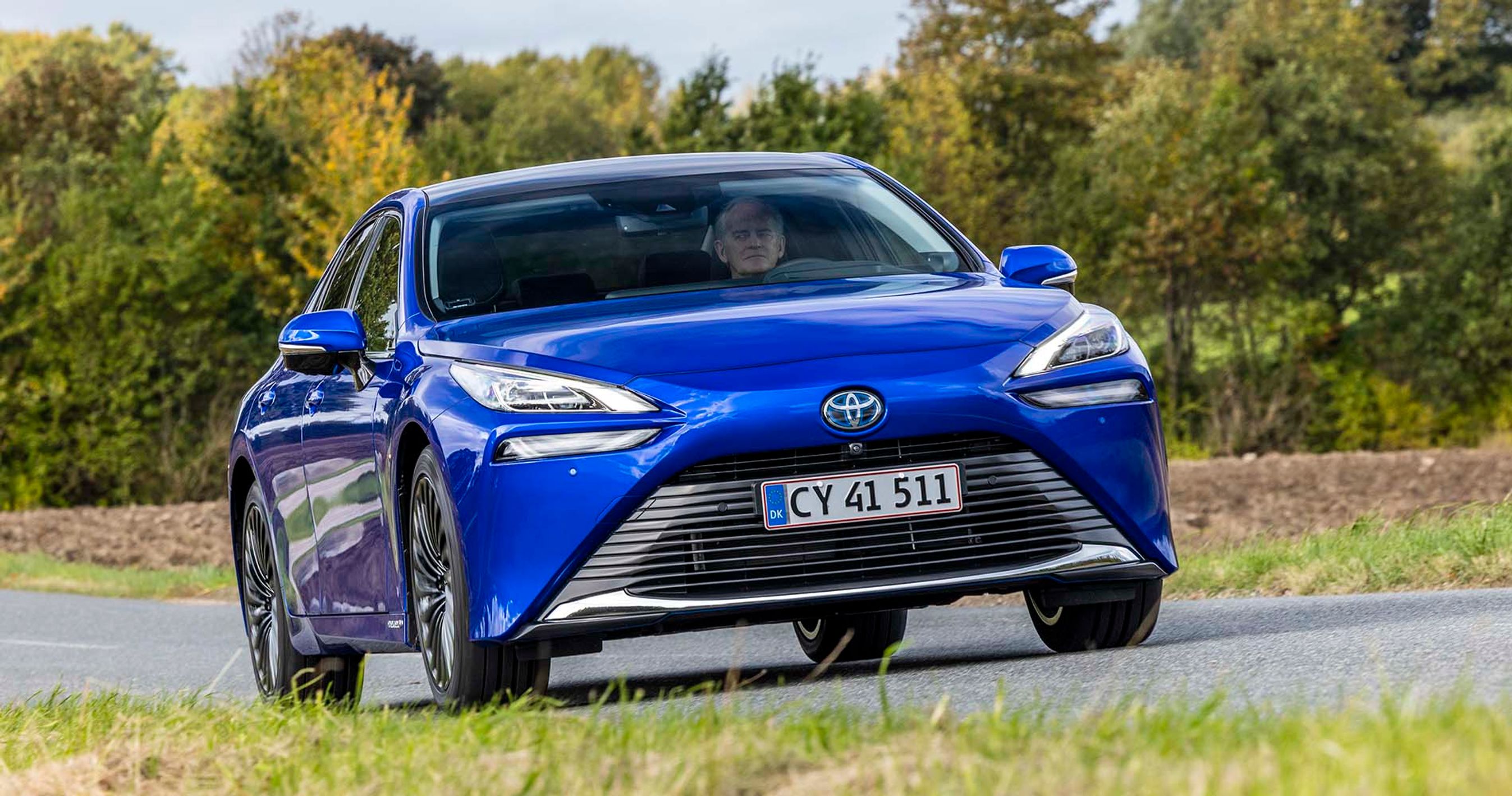 Toyota Mirai er kommet i en ny generation, hvor det ydre design ser flot og præsentabelt ud modsat den tidligere generation, der havde linjer, der mildest talt så spøjse ud.